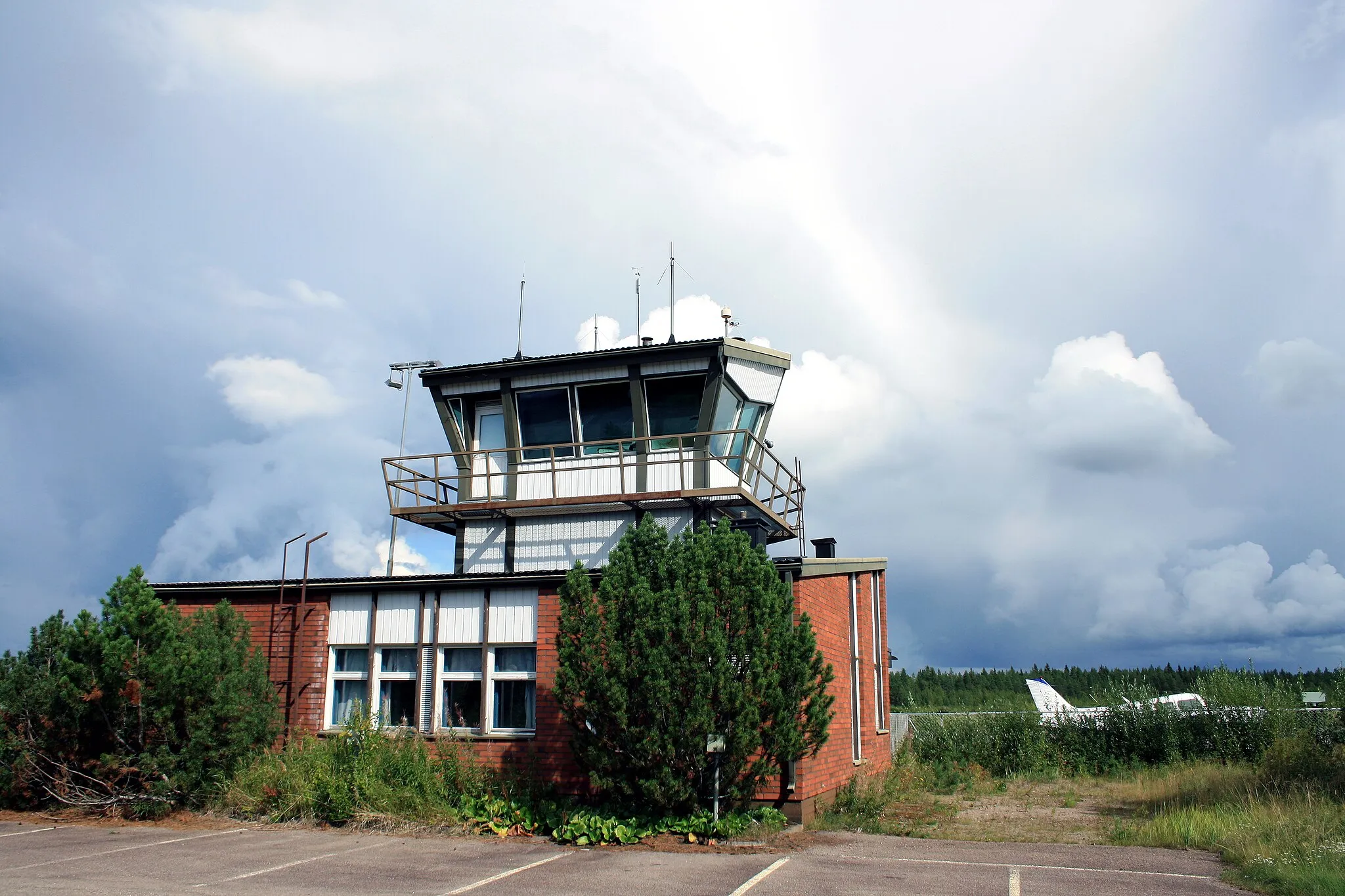 Photo showing: Ylivieskan lentokentän lennonjohtorakennus