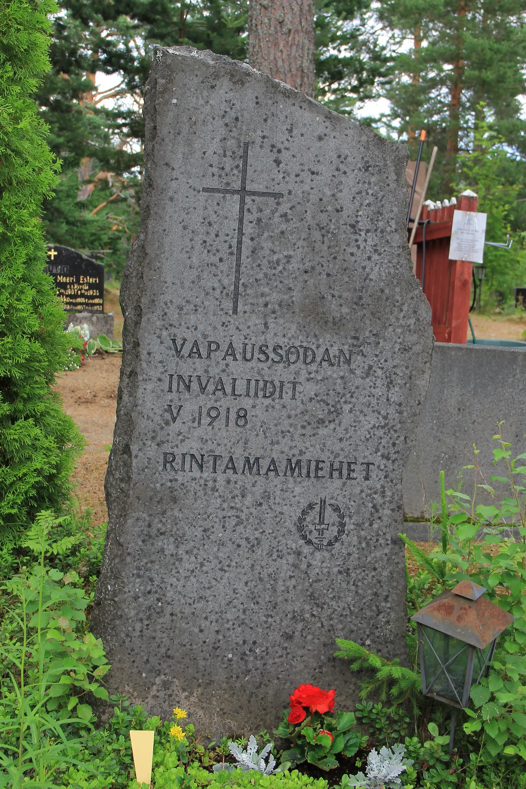 Photo showing: Memorial to civil war 1918 soldiers wounded in action and war veterans, Tiepuolihautausmaa, Sievi, Finland.