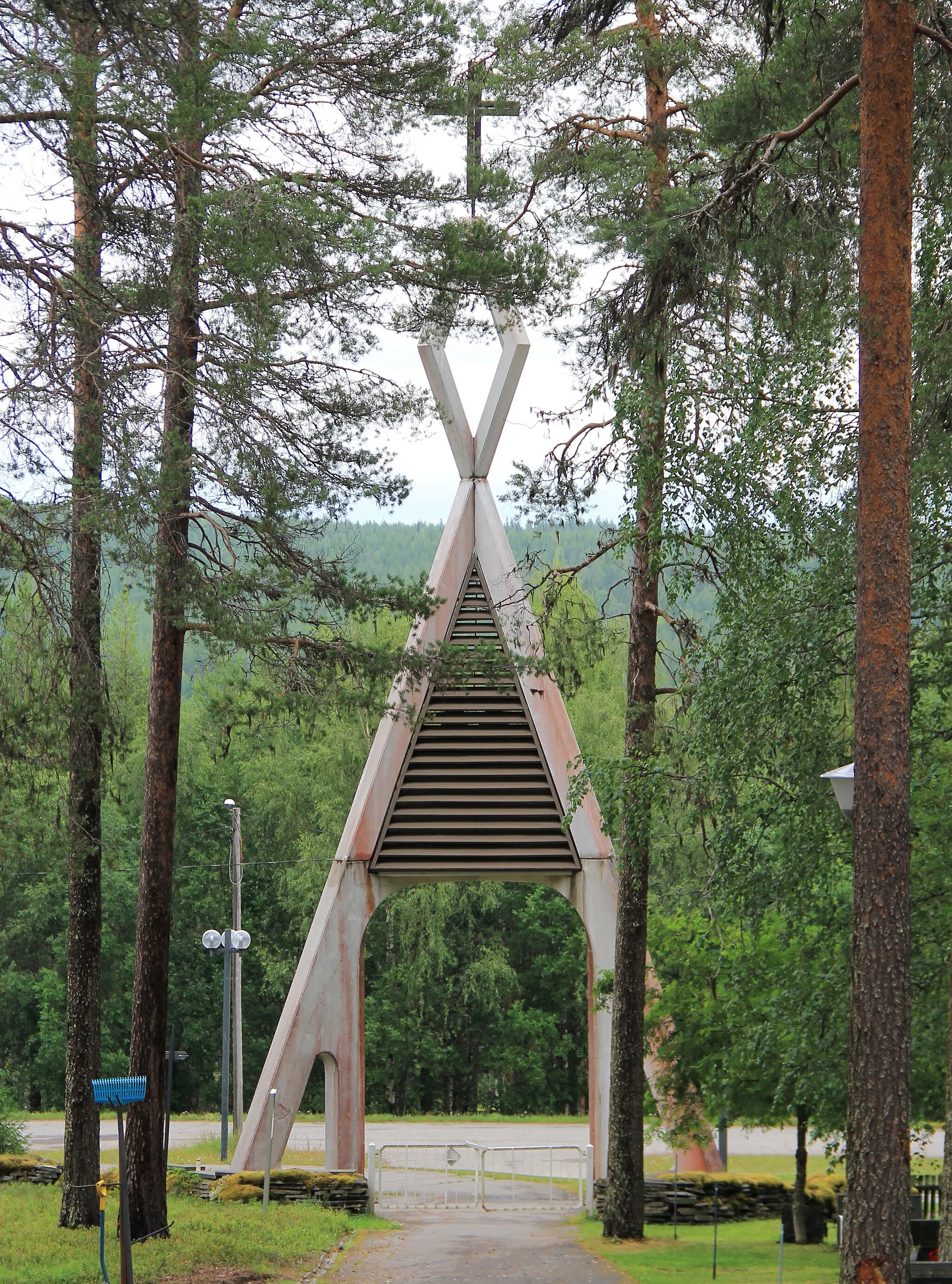 Photo showing: Sinettä cemetery, Sinettä, Rovaniemi, Finland. - Gate-belltower combination Rukoilevat kädet ("Praying hands") was designed by architect Jukka Teppo and it was completed in 1986, same time as chapel enlargement.