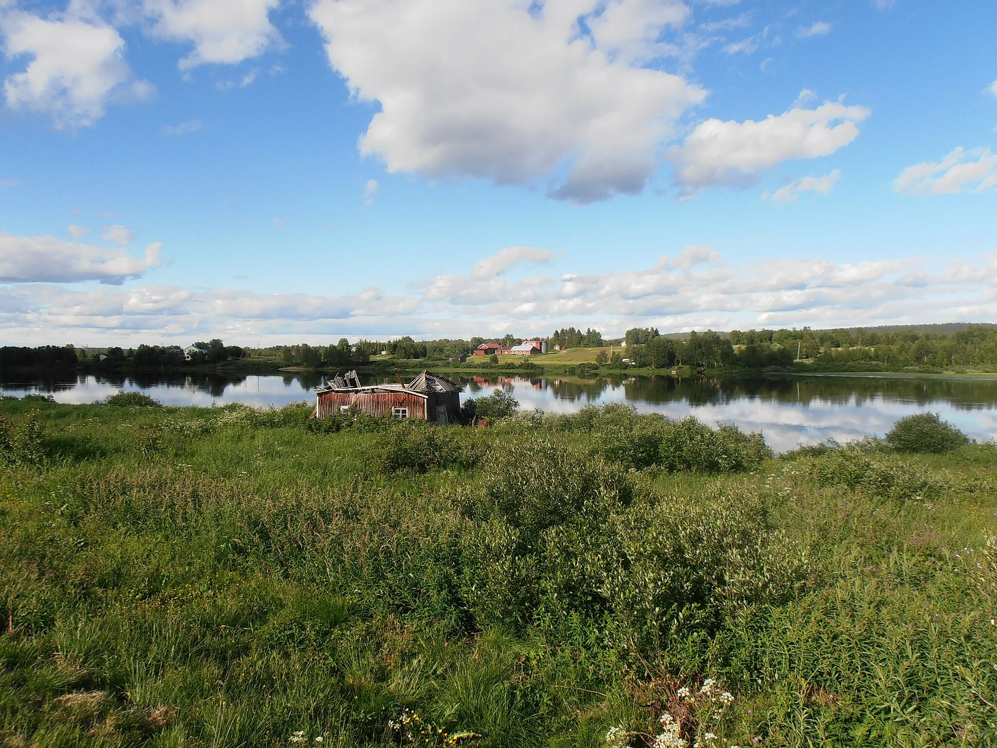 Photo showing: The Finnish village Kätkesuvanto seen from the Swedish village Kätkesuando in Pajala municipality