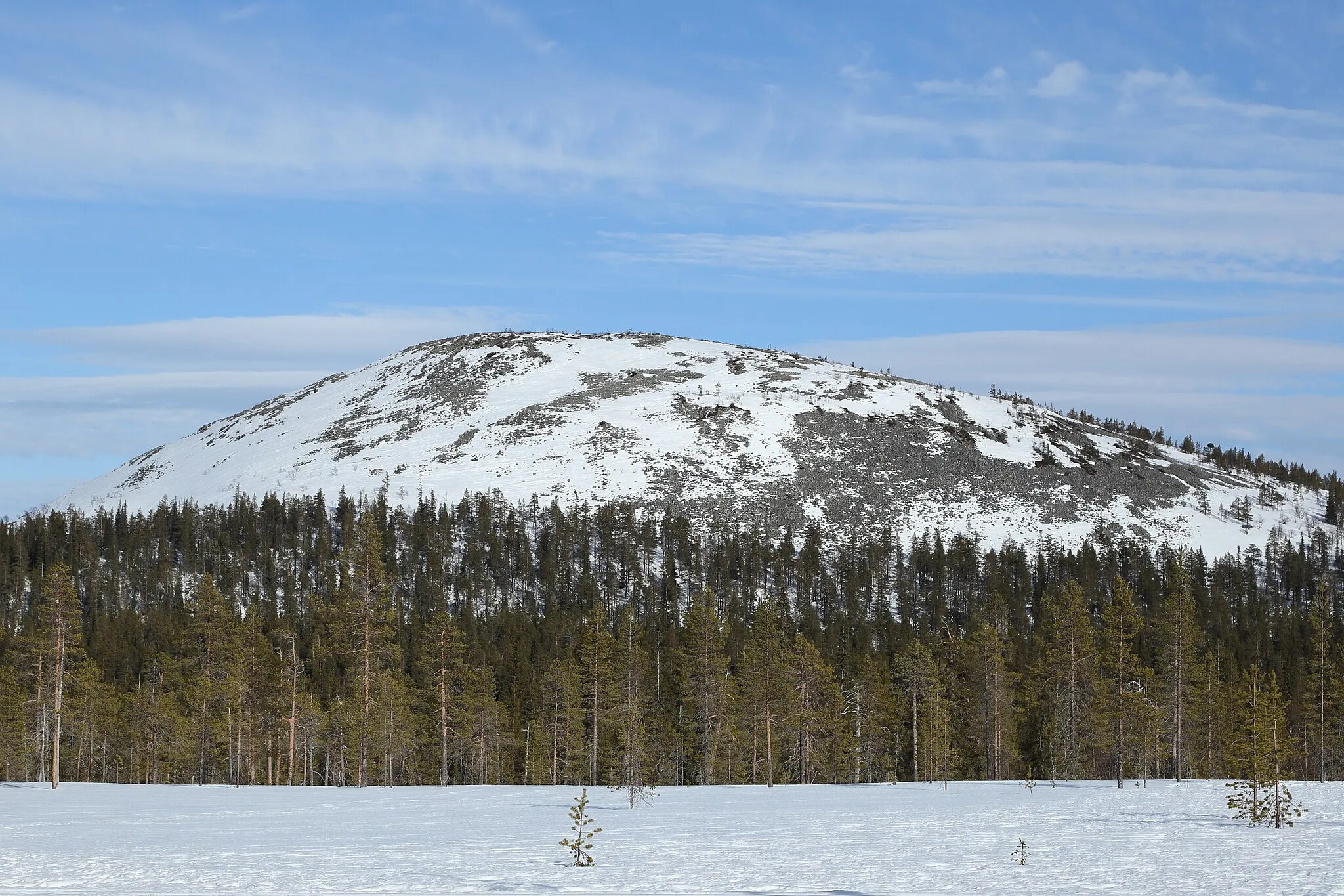 Photo showing: The Kellostapuli fell seen from the Kellokas Visitor Centre in Kolari, Finland.