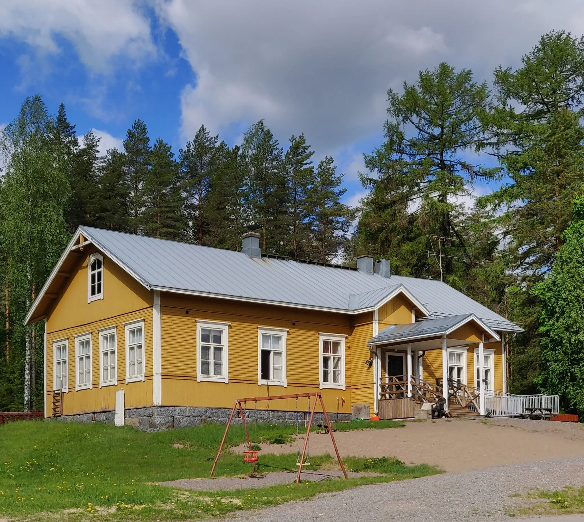 Photo showing: Kolman vuonna 1909 valmistunut kansakoulurakennus kuvattuna kesäkuussa 2020.