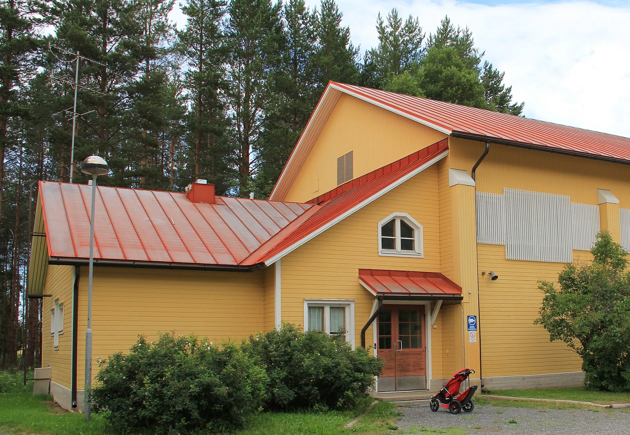 Photo showing: Korhonen primary school, Asemakylä (Korhoskylä), Sievi, Finland. - Entrance to sports hall.