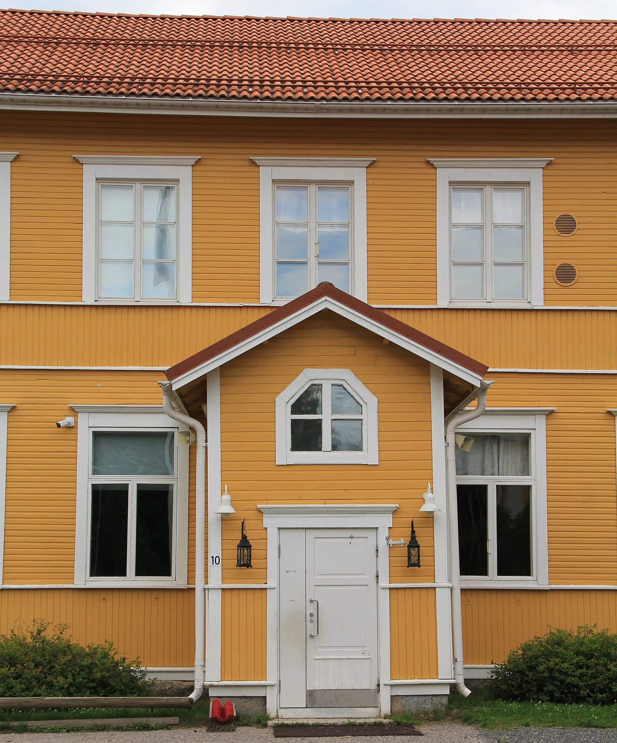 Photo showing: Korhonen primary school, Asemakylä (Korhoskylä), Sievi, Finland. - School building entrance.