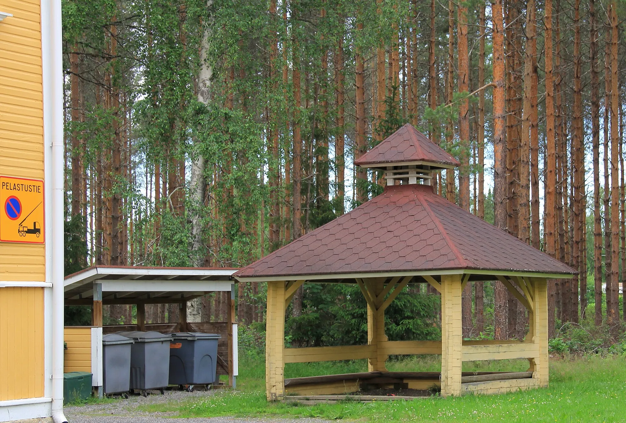 Photo showing: Korhonen primary school, Asemakylä (Korhoskylä), Sievi, Finland. - Canopy.