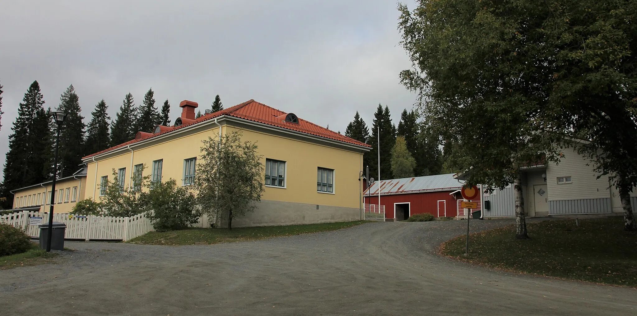 Photo showing: Pihkainmäen koulu on Pihkarinteentie 12:ssä, Kuopion Karttulan pitäjään kuuluvassa Pihkainmäen kylässä ja taajamassa toimiva peruskoulun alakoulu (luokka-asteet 1-6). (Koulun viereisessä rakennuksessa toimii päiväkoti.)