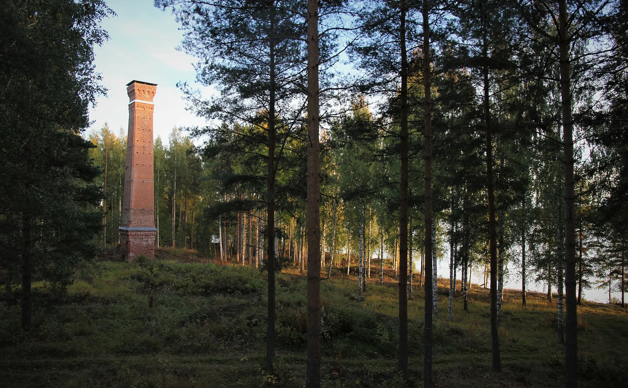 Photo showing: Sourun ruukin aluetta syyskuussa 2020. Sourun ruukki oli nykyisen Kuopion Karttulan pitäjän Syvänniemen kylän naapurustossa sijainneessa Sourin kylässä vuosina 1868–1908 toiminut, läheisen Kuttajärven pohjasta nostetusta järvimalmista rautaa valmistanut teollisuuslaitos ja kyläyhteisö. Suurimmillaan vuonna 1896 Sourun ruukilla oli 200 työntekijää. Tehdas muodosti  tiiviin yhdyskunnan asuntoineen ja palvelevine rakennuksineen (esim. koulu, sairaala ja kirjasto). 1910-1930 luvuilla ruukissa valmistettiin hiiltä lähellä sijainneen Syvänniemen rullatehtaan tarpeisiin, muttei tuotettu enää rautaa. Ruukki purettiin vähitellen höyryvoima-aseman savupiippua lukuunottamatta, lopullisesti vuonna 1941. Koordinaatit höyryvoima-aseman savupiipulle.