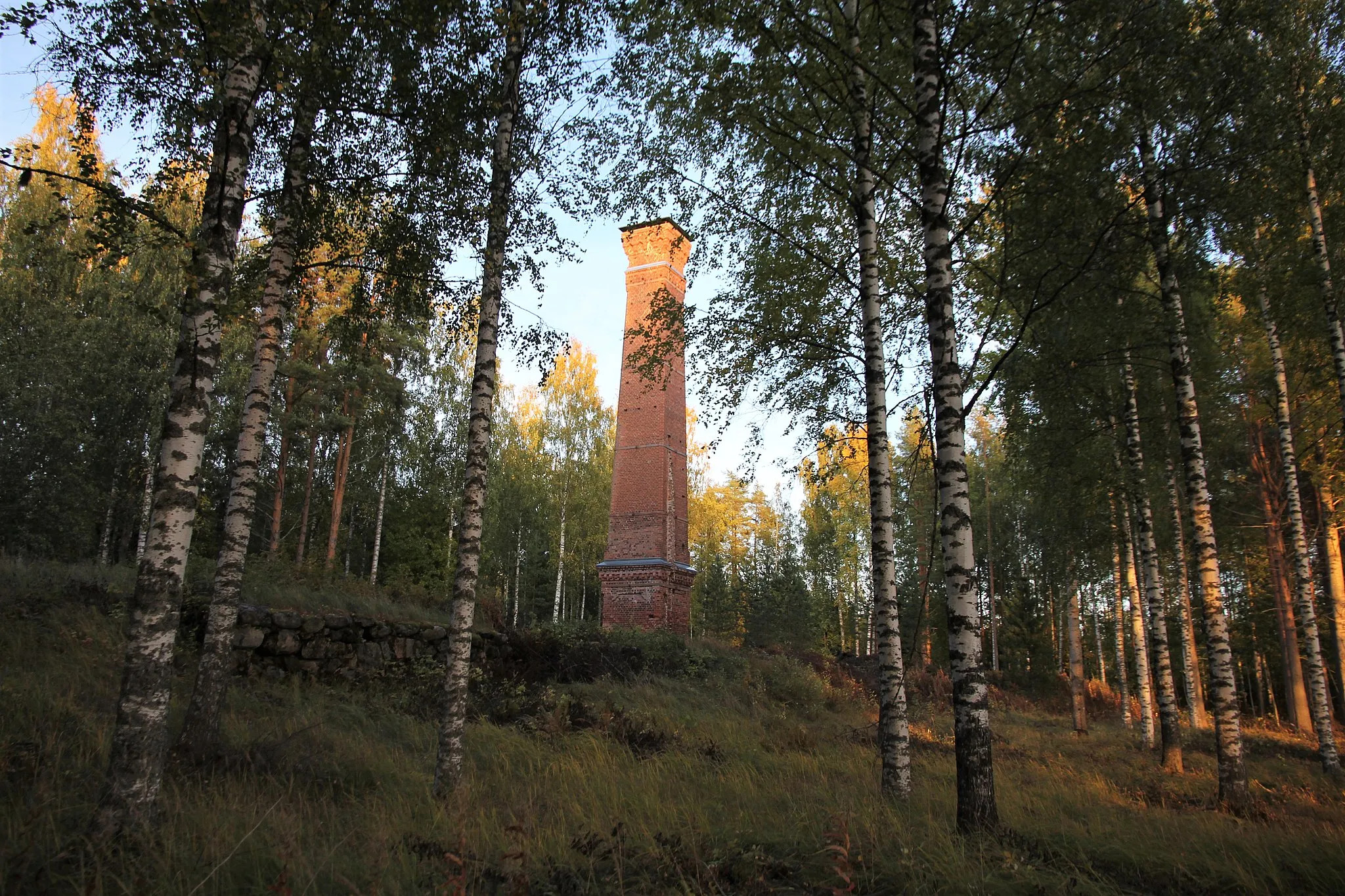 Photo showing: Sourun ruukin aluetta syyskuussa 2020. Sourun ruukki oli nykyisen Kuopion Karttulan pitäjän Syvänniemen kylän naapurustossa sijainneessa Sourin kylässä vuosina 1868–1908 toiminut, läheisen Kuttajärven pohjasta nostetusta järvimalmista rautaa valmistanut teollisuuslaitos ja kyläyhteisö. Suurimmillaan vuonna 1896 Sourun ruukilla oli 200 työntekijää. Tehdas muodosti  tiiviin yhdyskunnan asuntoineen ja palvelevine rakennuksineen (esim. koulu, sairaala ja kirjasto). 1910-1930 luvuilla ruukissa valmistettiin hiiltä lähellä sijainneen Syvänniemen rullatehtaan tarpeisiin, muttei tuotettu enää rautaa. Ruukki purettiin vähitellen höyryvoima-aseman savupiippua lukuunottamatta, lopullisesti vuonna 1941. Koordinaatit höyryvoima-aseman savupiipulle.