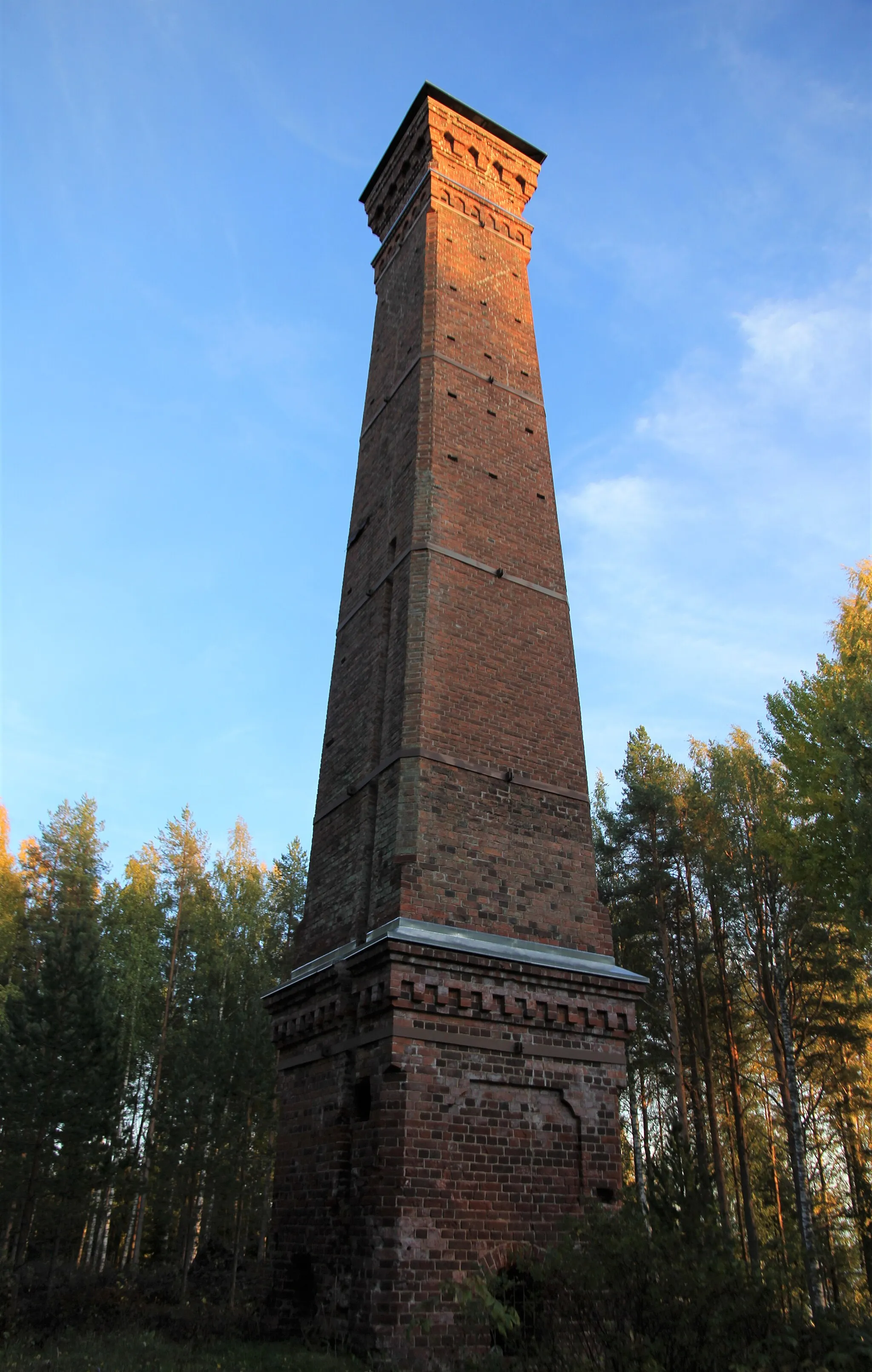 Photo showing: Sourun ruukin aluetta syyskuussa 2020. Sourun ruukki oli nykyisen Kuopion Karttulan pitäjän Syvänniemen kylän naapurustossa sijainneessa Sourin kylässä vuosina 1868–1908 toiminut, läheisen Kuttajärven pohjasta nostetusta järvimalmista rautaa valmistanut teollisuuslaitos ja kyläyhteisö. Suurimmillaan vuonna 1896 Sourun ruukilla oli 200 työntekijää. Tehdas muodosti  tiiviin yhdyskunnan asuntoineen ja palvelevine rakennuksineen (esim. koulu, sairaala ja kirjasto). 1910-1930 luvuilla ruukissa valmistettiin hiiltä lähellä sijainneen Syvänniemen rullatehtaan tarpeisiin, muttei tuotettu enää rautaa. Ruukki purettiin vähitellen höyryvoima-aseman savupiippua lukuunottamatta, lopullisesti vuonna 1941. Koordinaatit höyryvoima-aseman savupiipulle.