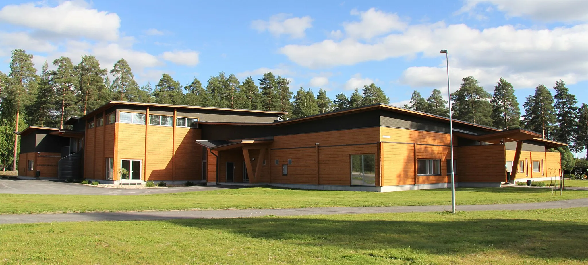 Photo showing: Kauppis-Heikki School is an elementary school in Iisalmi, Finland.