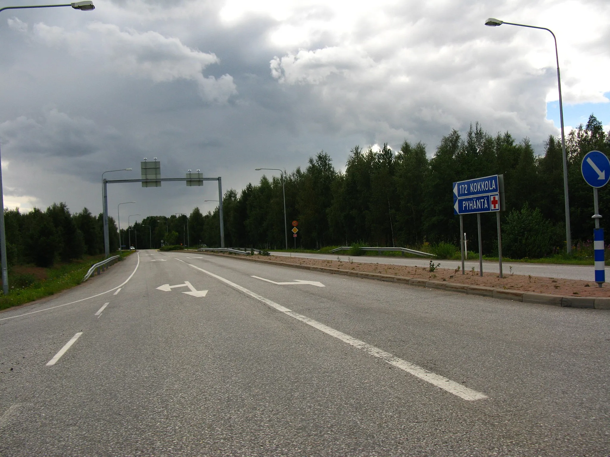 Photo showing: The main road 28 at the crossing of the main road 88 in Pyhäntä, Finland, seen towards Kokkola.