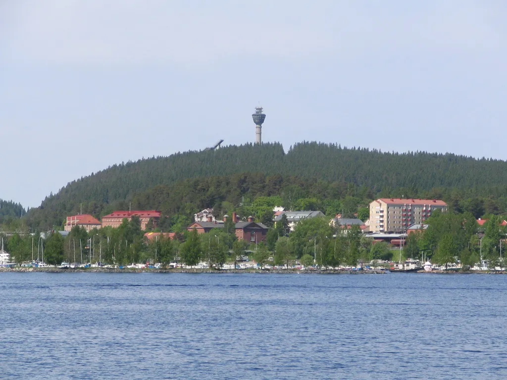 Photo showing: Hill of Puijo (Kuopio, Finland) with Puijo tower pictured from the lake of Kallavesi.