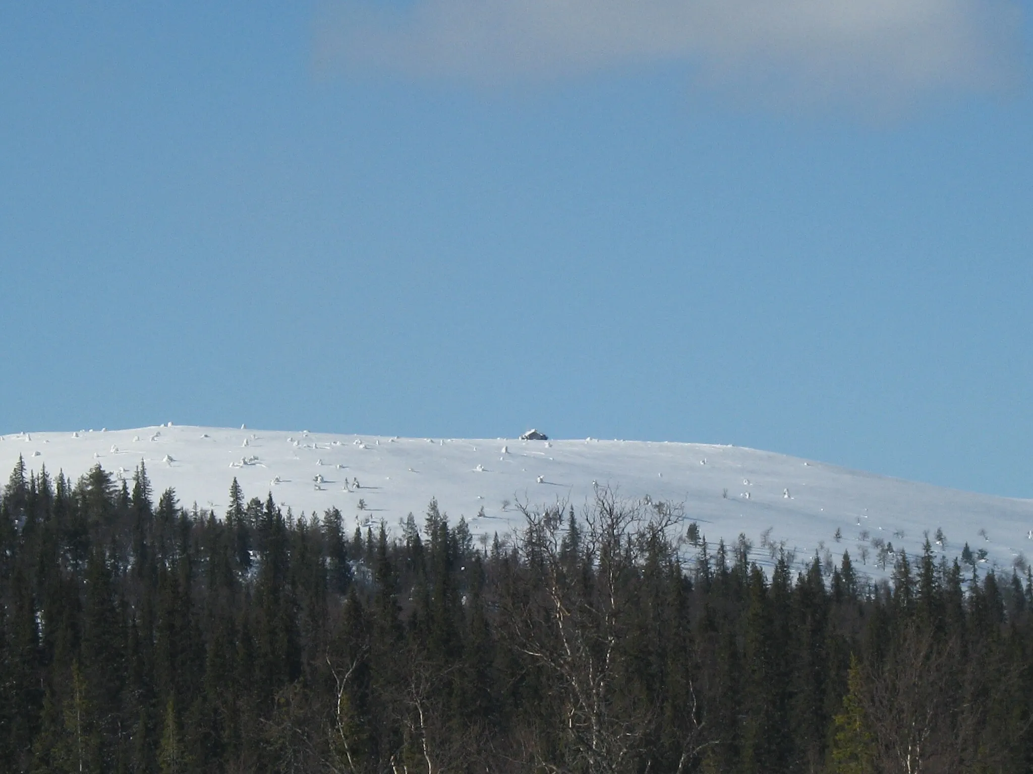 Photo showing: Sammaltunturi fell seen from Lake Keimiö, Muonio, Finland. The Global Atmosphere Watch station seen on top of the fell.