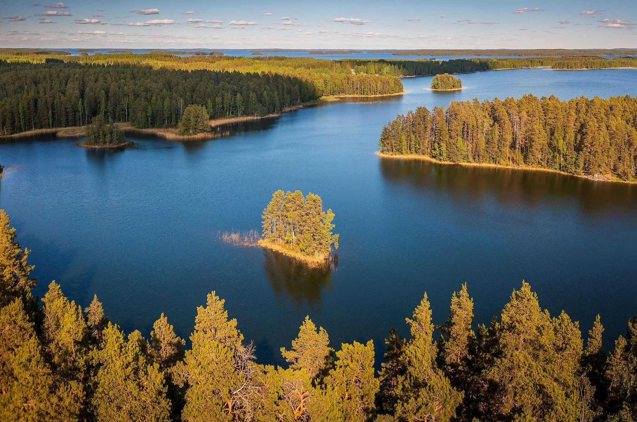 Photo showing: Onkiluoto (the small island) at Punkaharju esker on Puruvesi lake in Savonlinna, Southern Savonia, Finland in 2022 June.