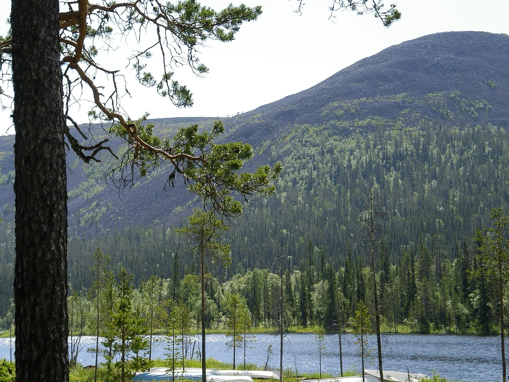 Photo showing: Lake Kesänki and a fell (Ylläs or Kesänki) in Kolari, Finland.