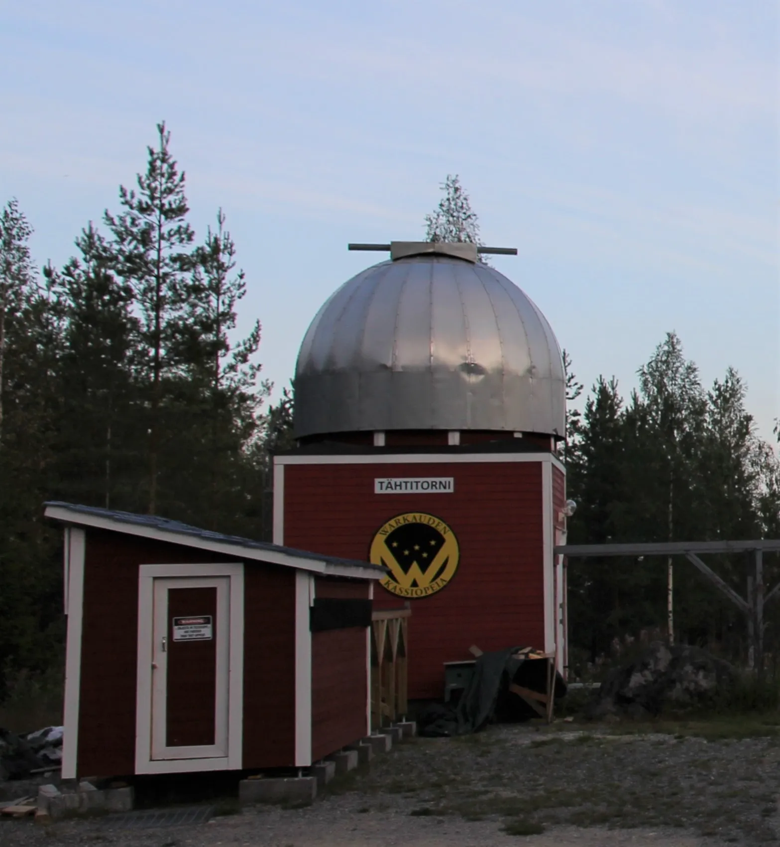 Photo showing: Härkämäen observatorion tähtitorni sijaitsee Varkauden Kangaslammella, katuosoiteessa Härkämäentie 88.