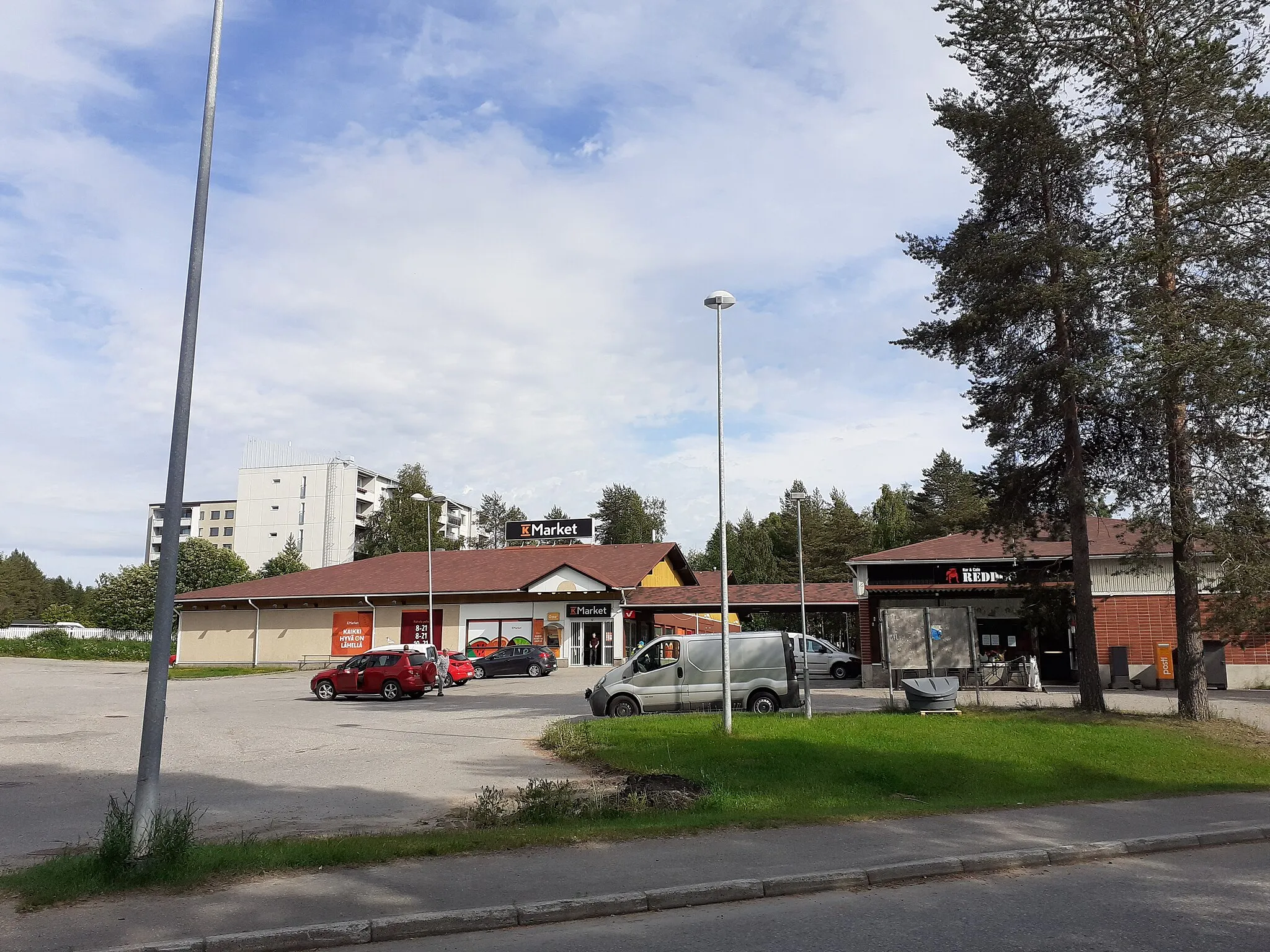 Photo showing: Center of Ounasrinne suburb at Rovaniemi. There is a grocery store, kebab-pizzeria, pub etc.