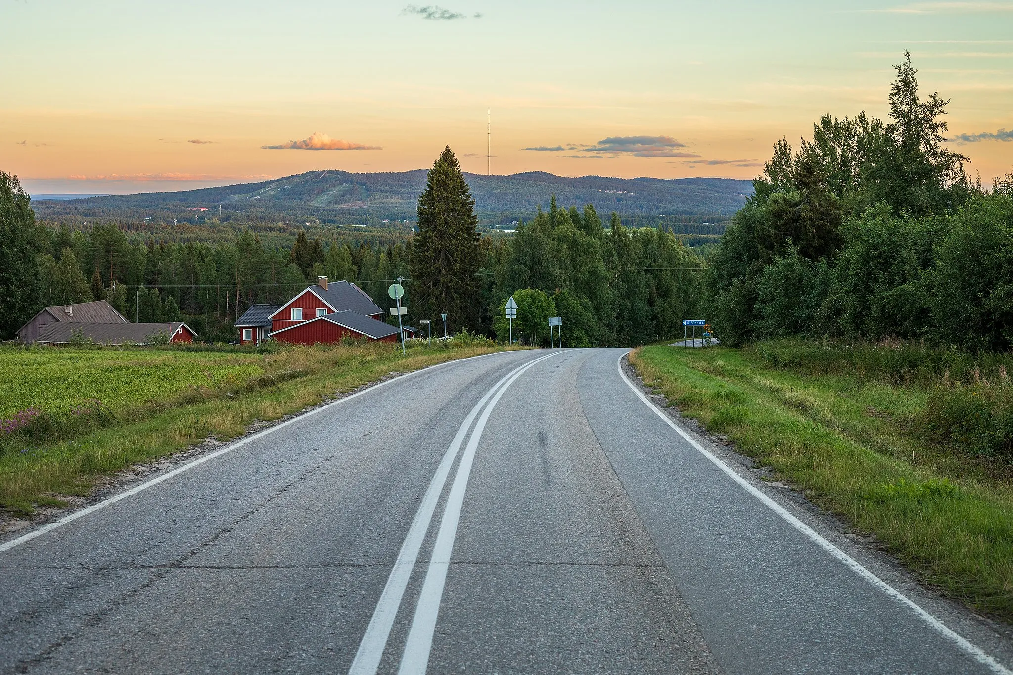 Photo showing: Naapurinvaarantie 9010 road on Naapurinvaara in Sotkamo, Kainuu, Finland in 2022 August. The hill range in the background is Vuokatti.