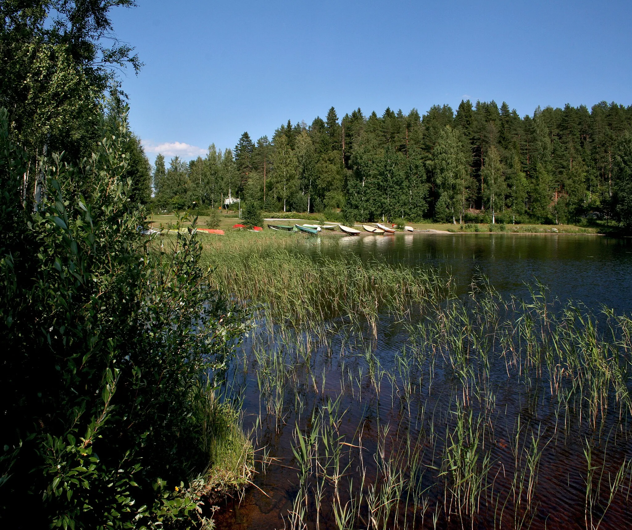 Photo showing: Lake Jukajärvi in Juva, Finland, beach vid locals boats