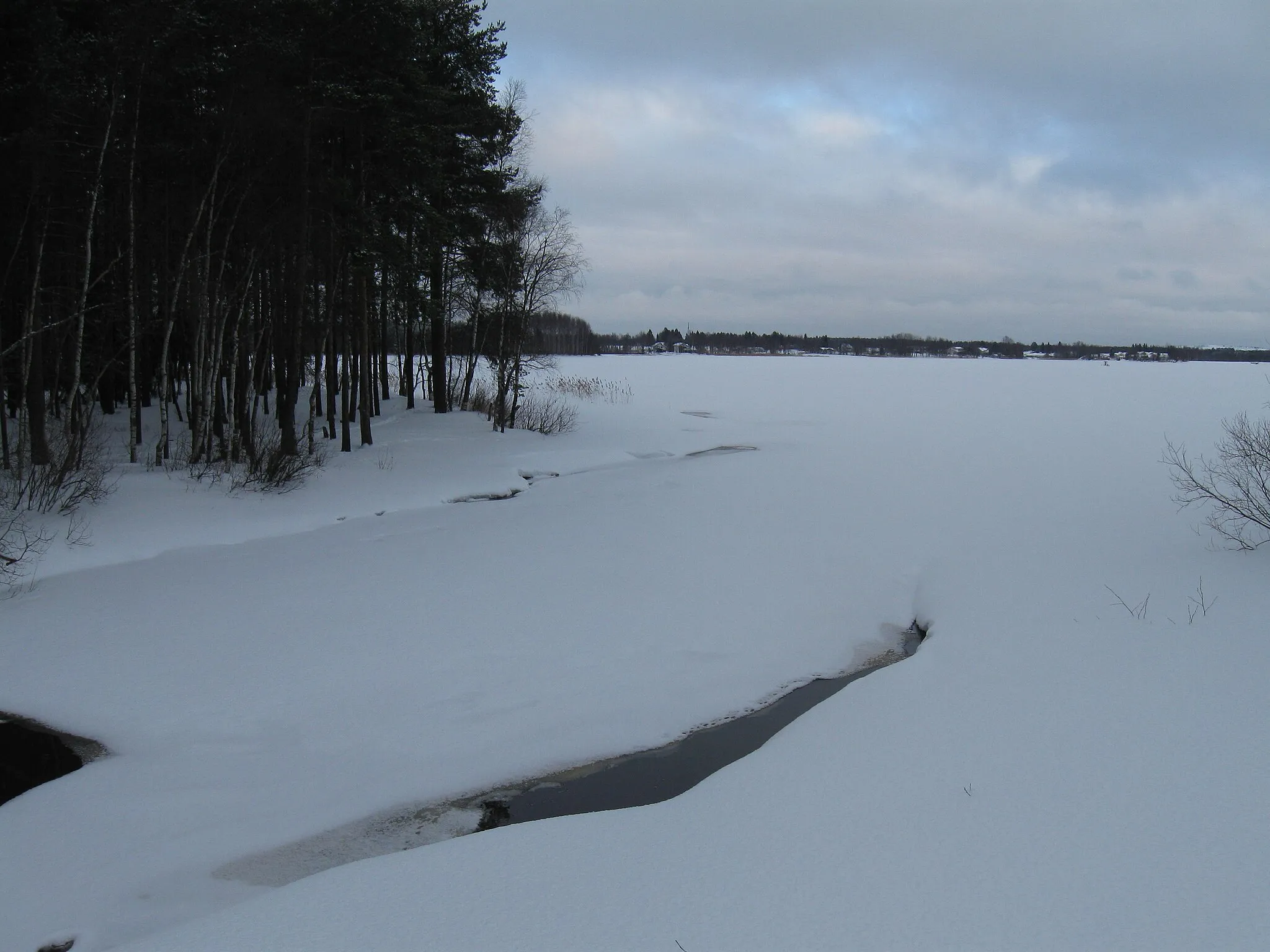 Photo showing: The small Kuivasoja river and the Westernmost shore of the Kuivasjärvi lake in Oulu, Finland.