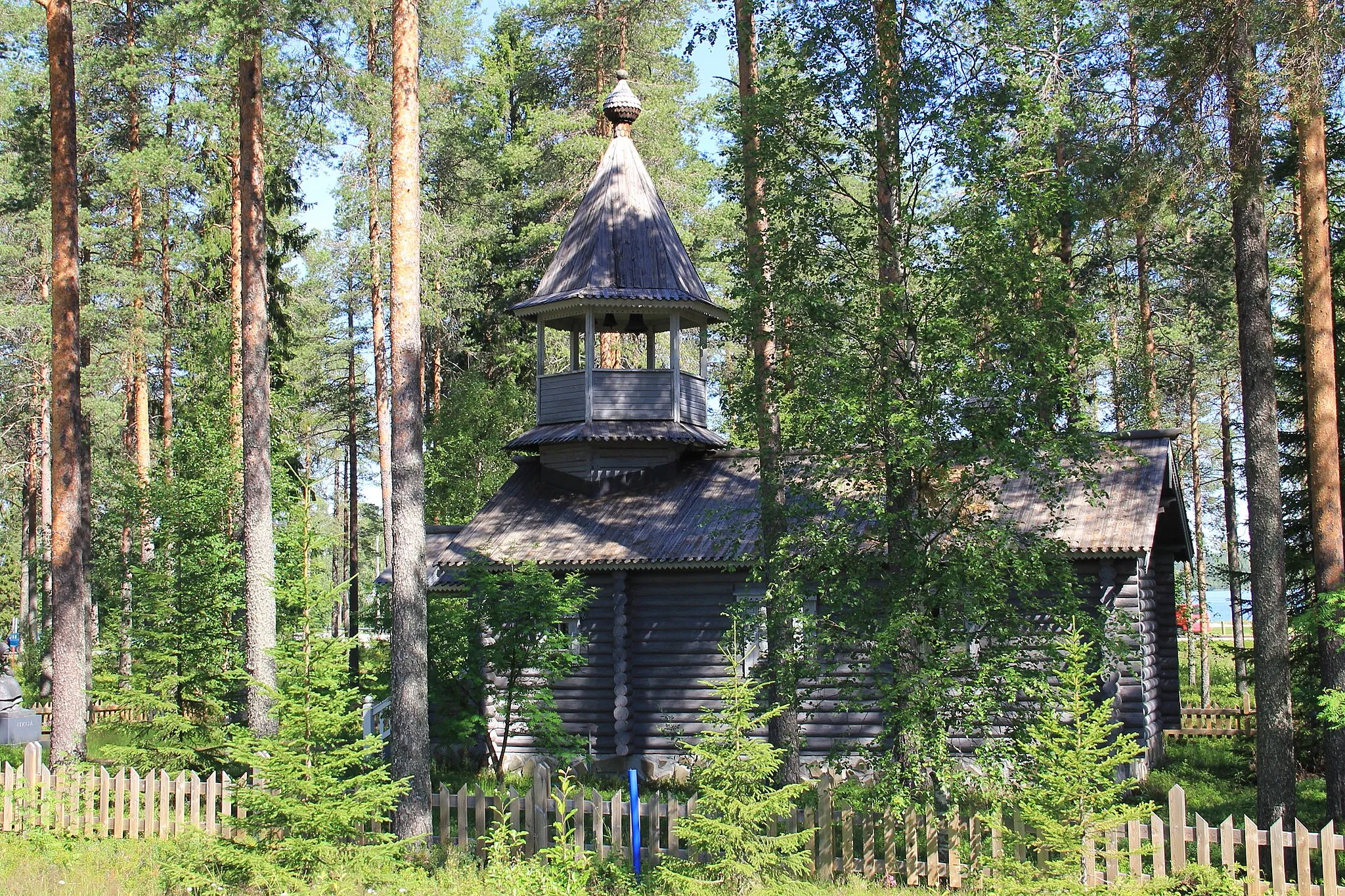 Photo showing: Eukterion of the Exaltation of the Holy Cross, Suomussalmi, Finland. - Designed by architect Hannu Pyykkönen, 	inaugurated in 1983.