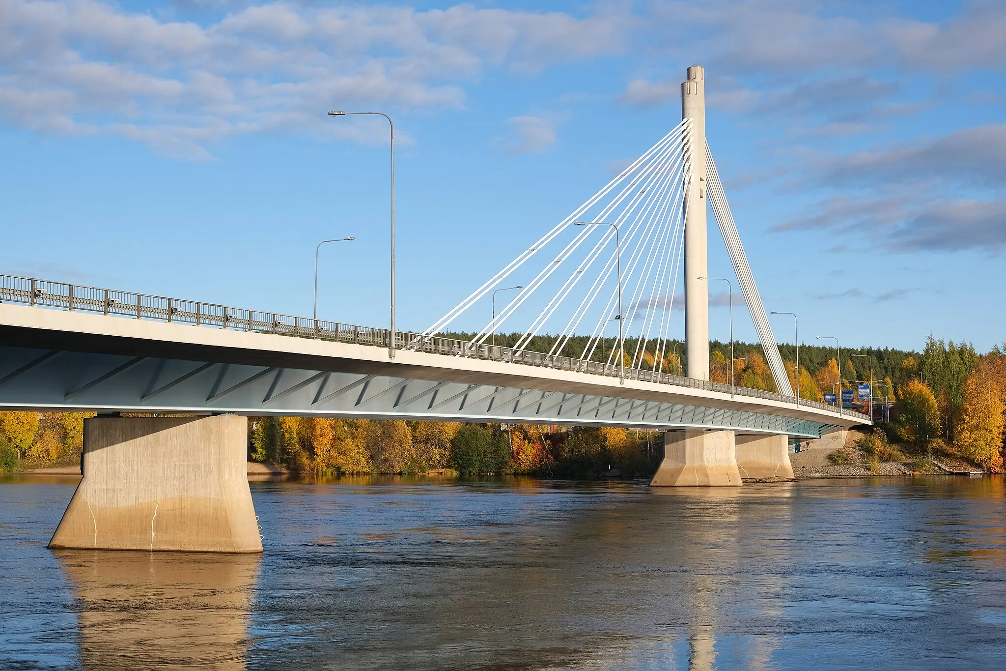 Photo showing: Jätkänkynttilä Bridge over Kemijoki river in Rovaniemi, Finland.