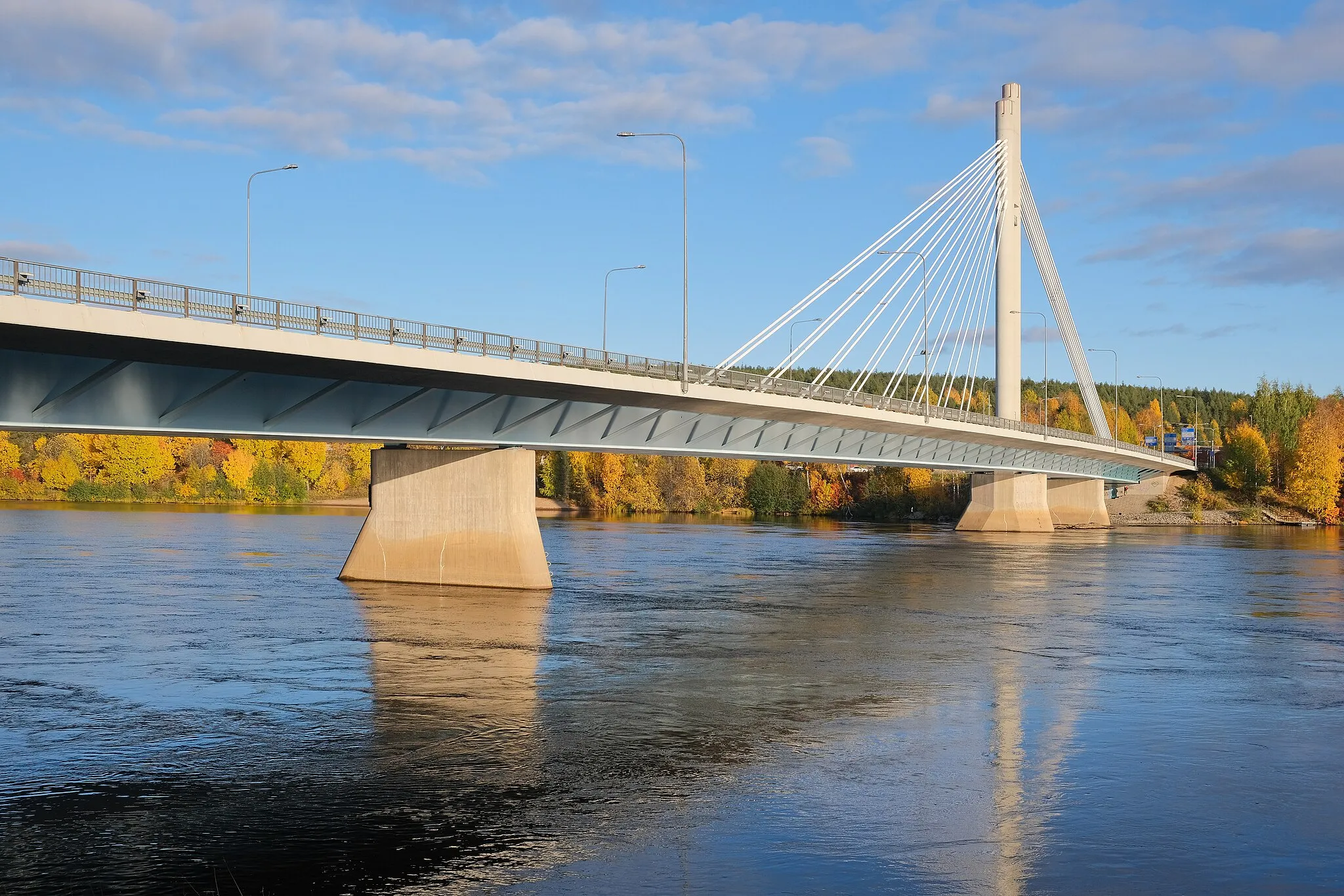 Photo showing: Jätkänkynttilä Bridge over Kemijoki river in Rovaniemi, Finland.