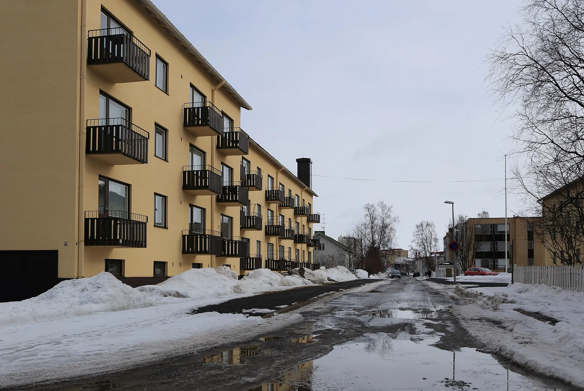 Photo showing: The newer building of the Koivuharju School in Kemi.