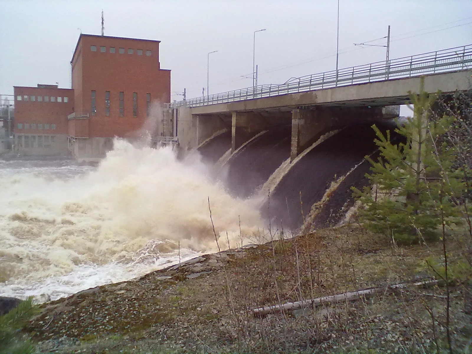 Photo showing: Isohaaran voimalaitoksen kevätohijuoksutus, 3 luukkua auki.