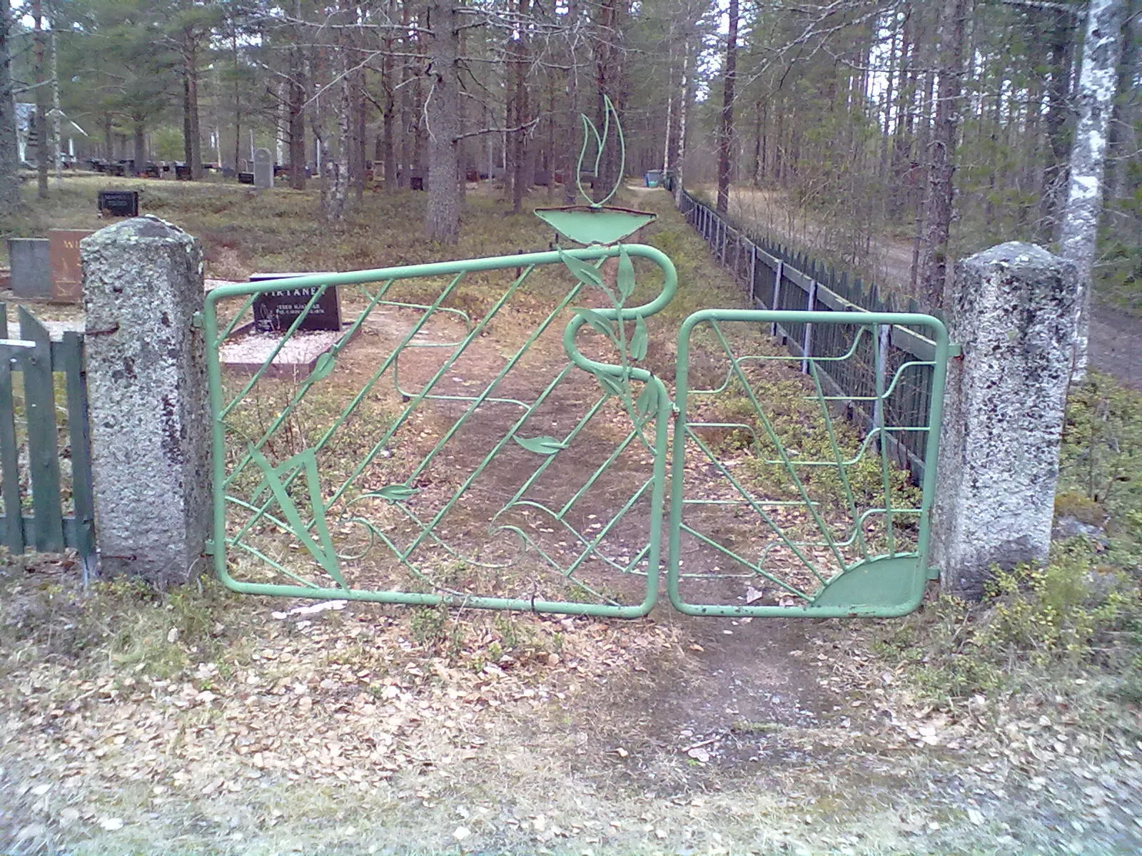 Photo showing: Ristikankaan hautausmaan kaakkoiskärjen taiteellinen rautaportti