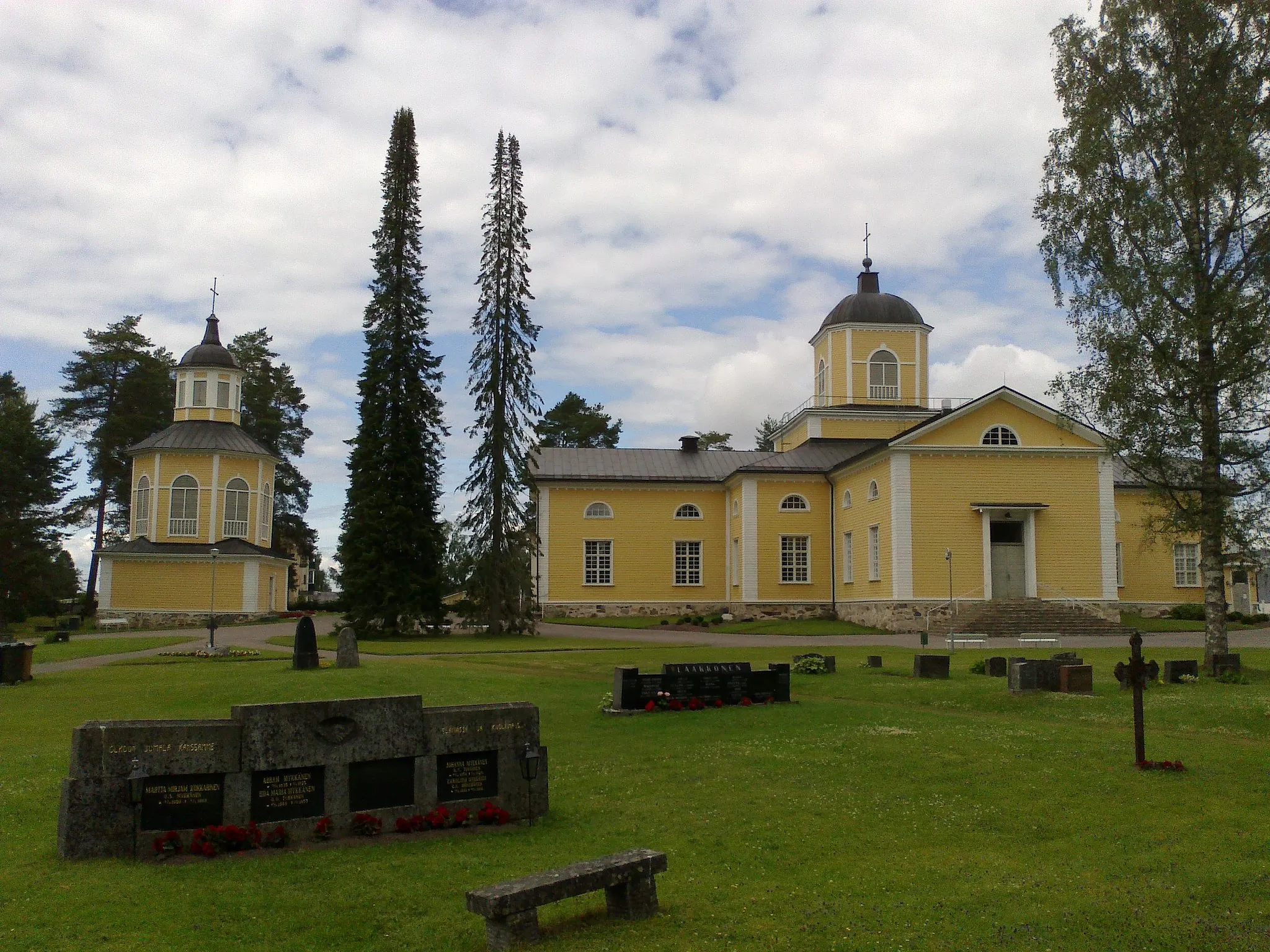 Photo showing: Architect of the Maaninka church was Carlo Bassi. Built 1826–1845. The church (985 square meters) seats 1200.