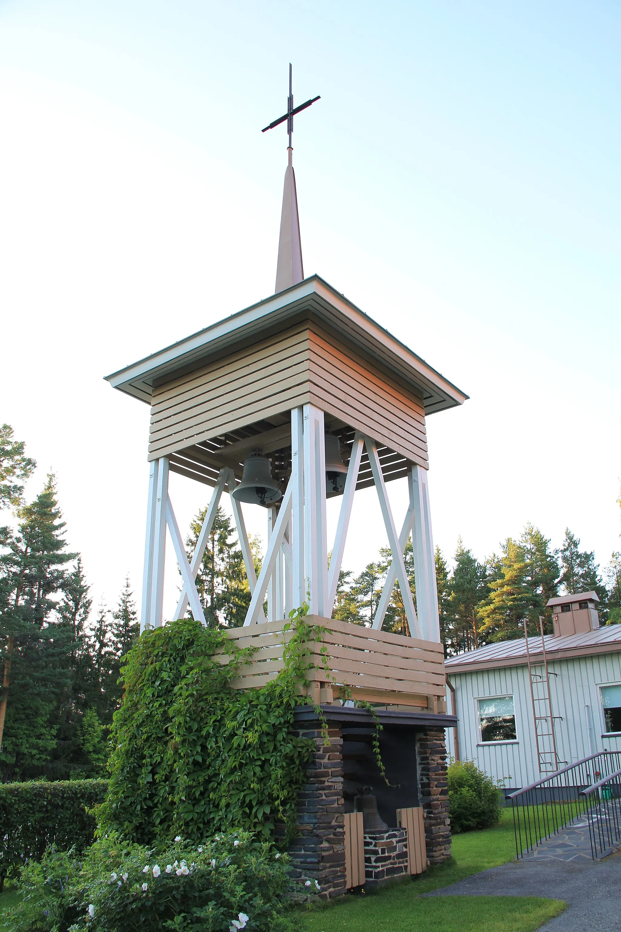 Photo showing: Viinijärvi church bell tower, Viinijärvi, Liperi, Finland. - Designed by architect Veikko Larkas. - Bell tower, completed in 1960.