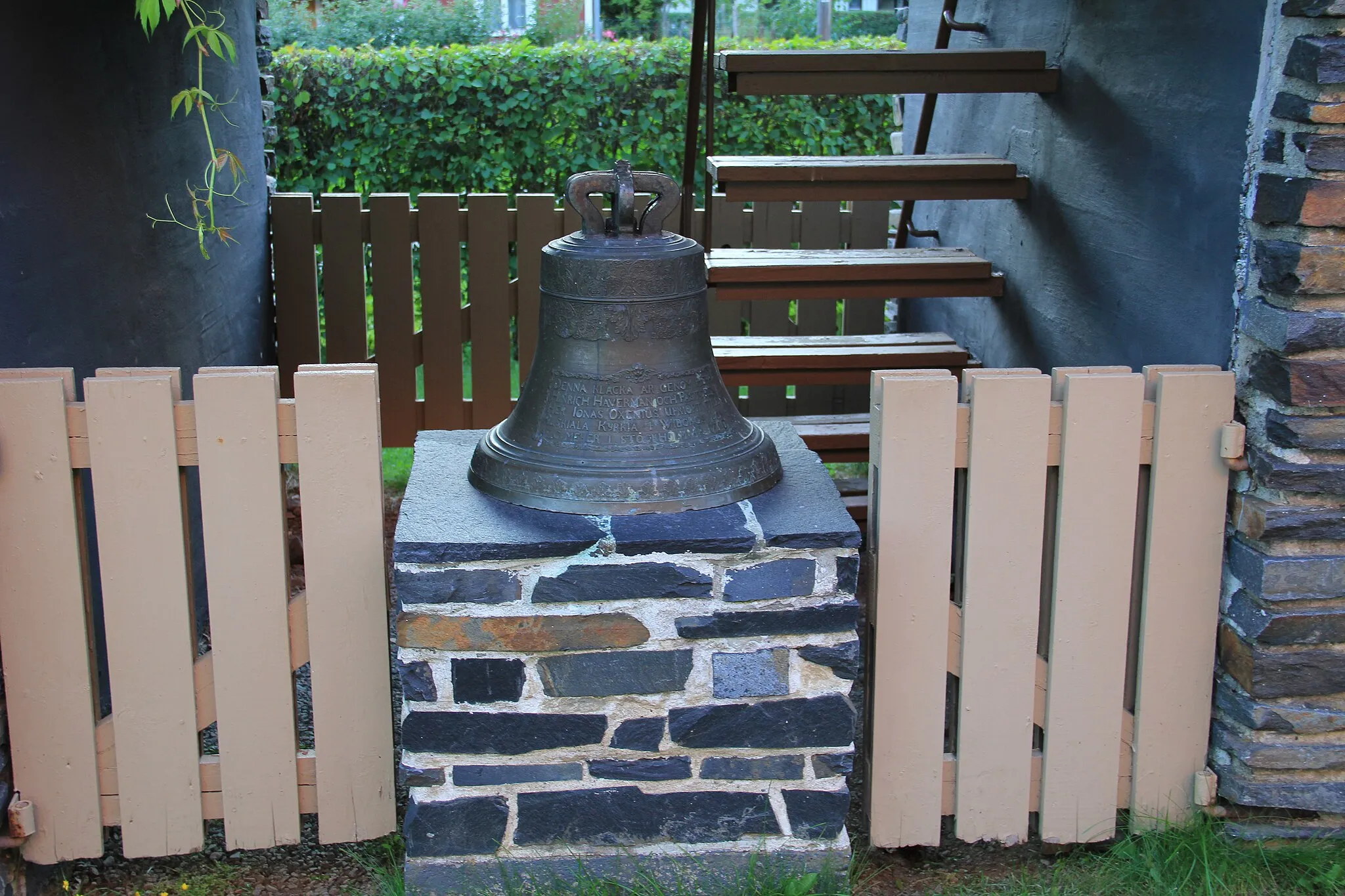 Photo showing: Viinijärvi church bell tower, Viinijärvi, Liperi, Finland. - Ruskeala parish church bell, cast in 1750 in Stockholm, Sweden.