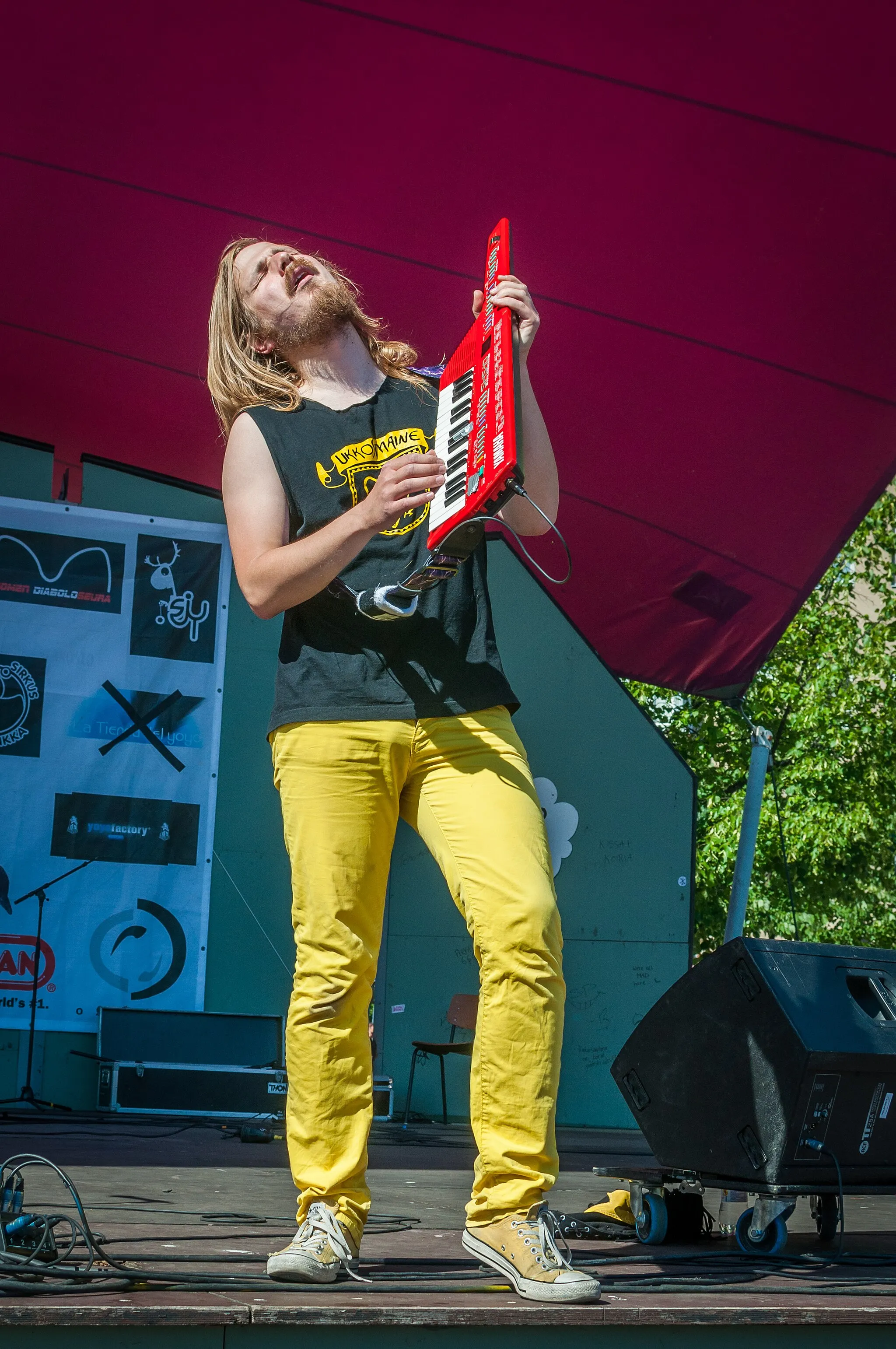 Photo showing: Finnish synth pop band Ukkosmaine performing at the Popkatu festival at the Joensuu market square in Finland.