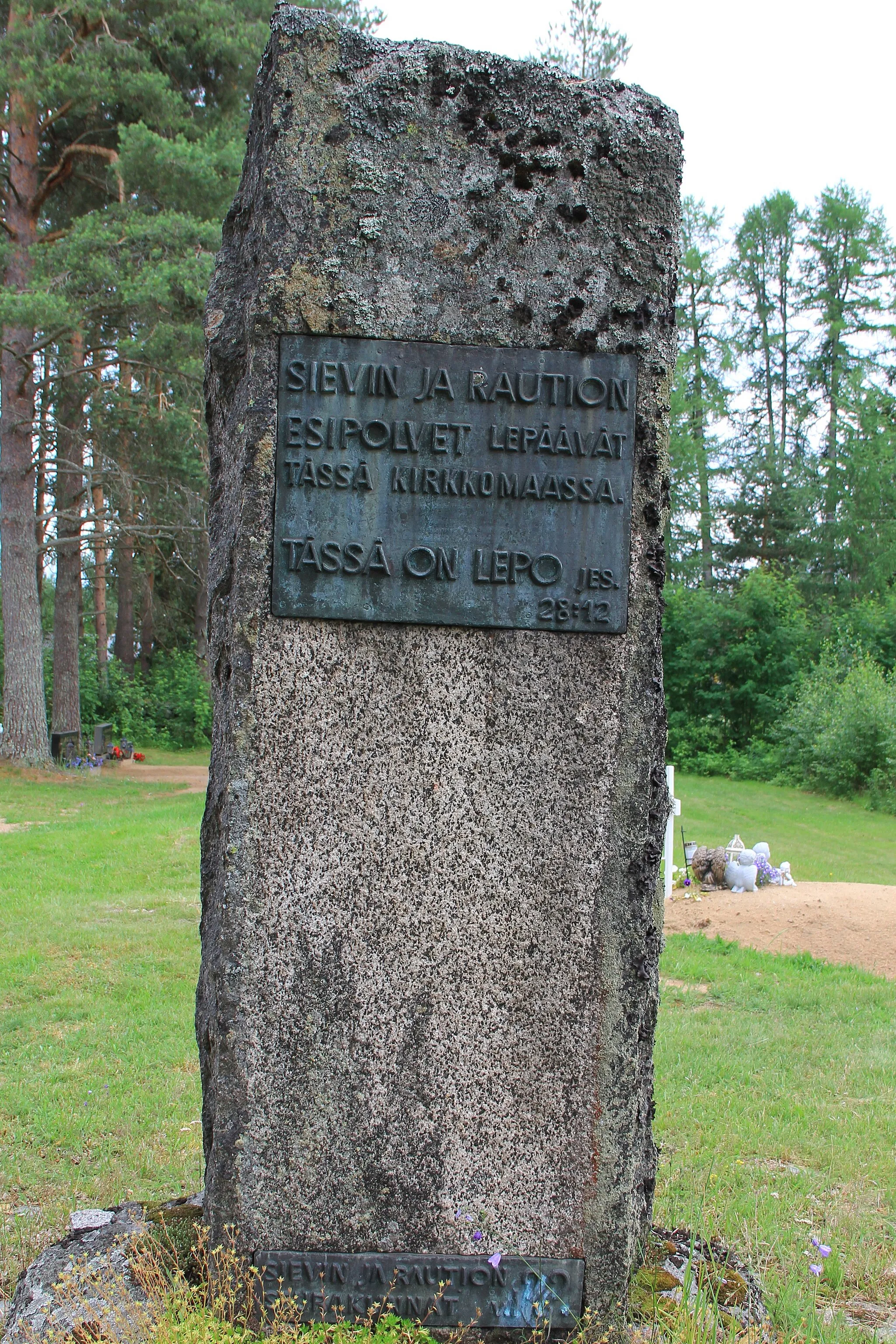 Photo showing: Memorial to Sievi and Rautio ancestors, Sievi old church cemetery, Sievi village, Sievi, Finland. -- Memorial was unveiled in 1969.