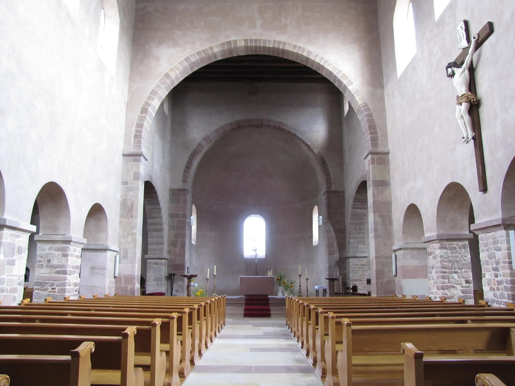 Photo showing: Alsace, Bas-Rhin, Église Saint-Trophime d'Eschau (PA00084707, IA00023089). Vue intérieure de la nef vers le chœur. La croisée du transept est encadrée par trois gros arcs-diaphragmes.