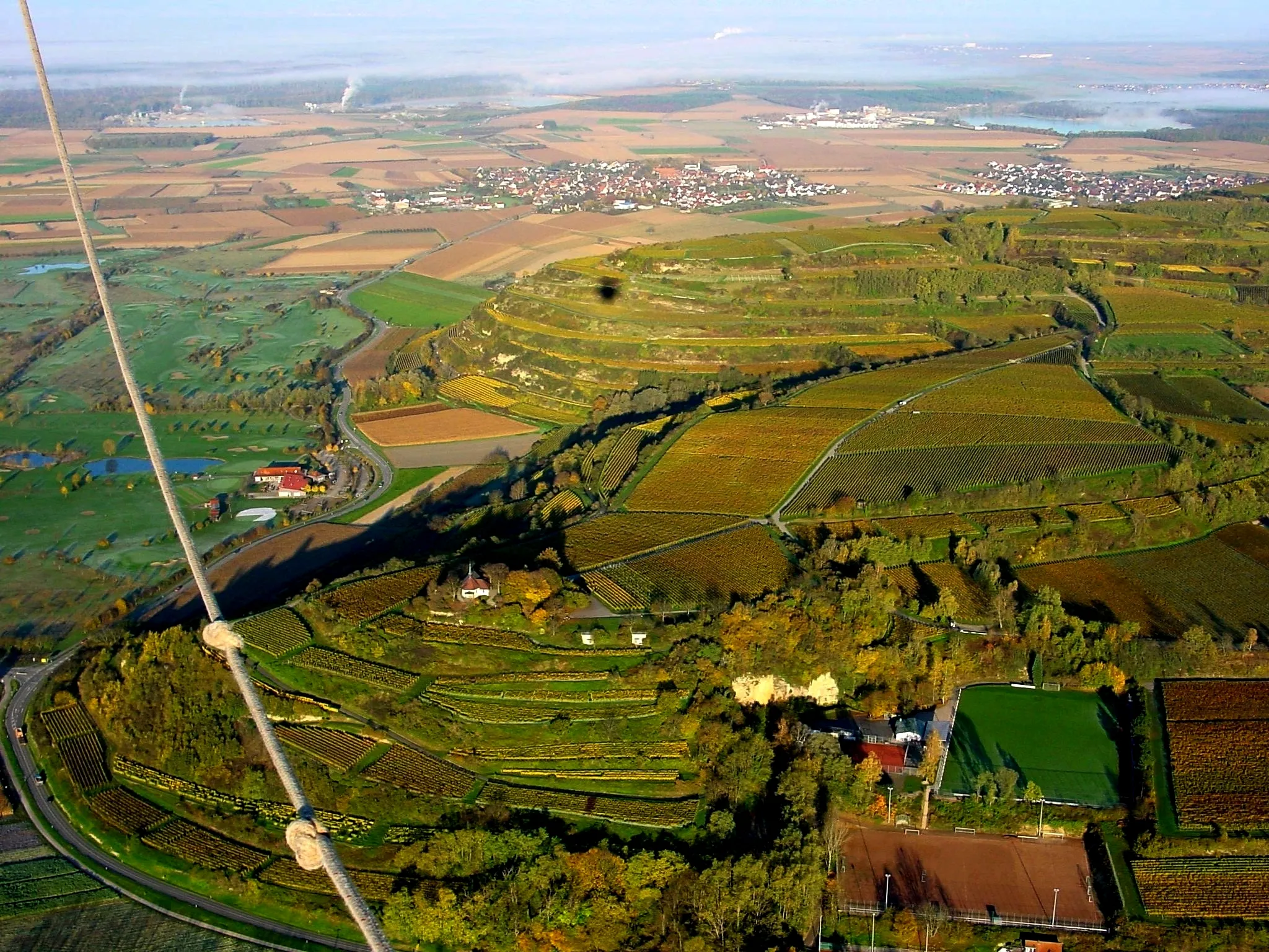 Photo showing: Luftbild vom südlichen Teil des Tunibergs, aufgenommen bei einer Ballonfahrt. Links im Bild das Wasserschutzgebiet "Tuniberggruppe Freiburg-Munzingen"