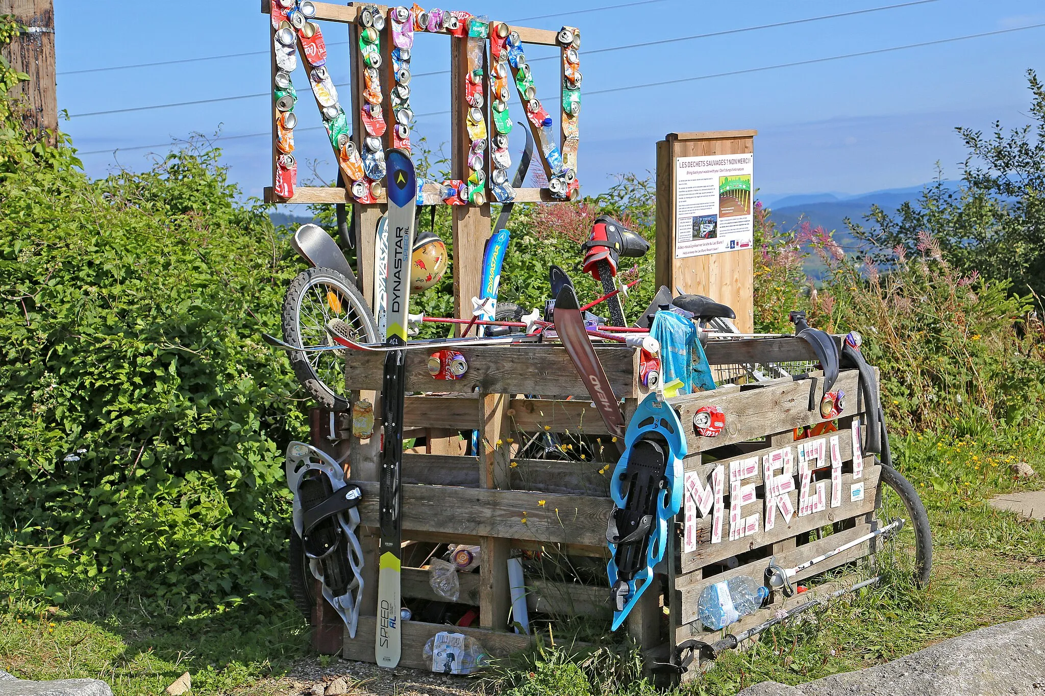 Photo showing: Eine Müll-Sammelbox aufgestellt in einem Skie- und Wandergebiet mit dem Hinweis „Les Dechets sauvages non, merci“ – Wilde Abfälle nein, danke. Eine gute Idee! Gesehen am Gebirgspass „Col du Calvaire“ in den Vogesen.