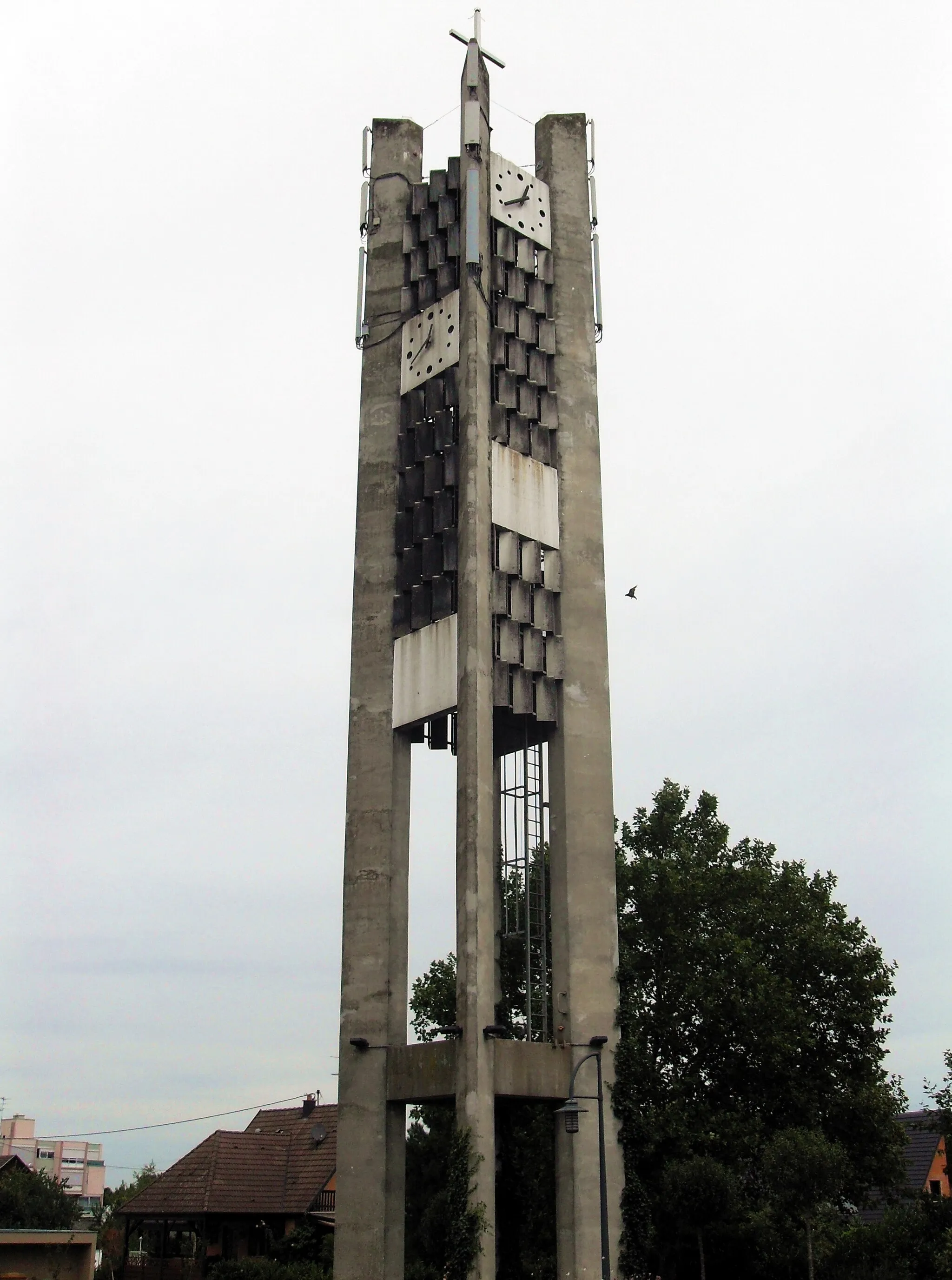 Photo showing: Le clocher séparé de l'église Saint-Pierre de La Chaussée, commune de Saint-Louis