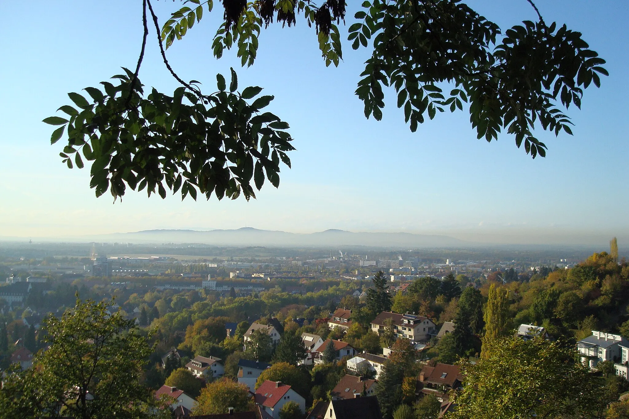 Photo showing: Ansicht des Kaiserstuhls in der Oberrheinebene gesehen von der Eichhalde in Freiburg im Breisgau aus.