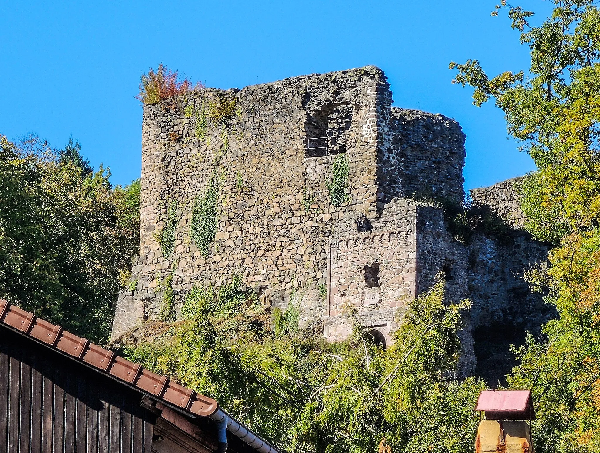 Photo showing: Ruines du château du Hugstein, vues du village de Buhl. Haut-Rhin