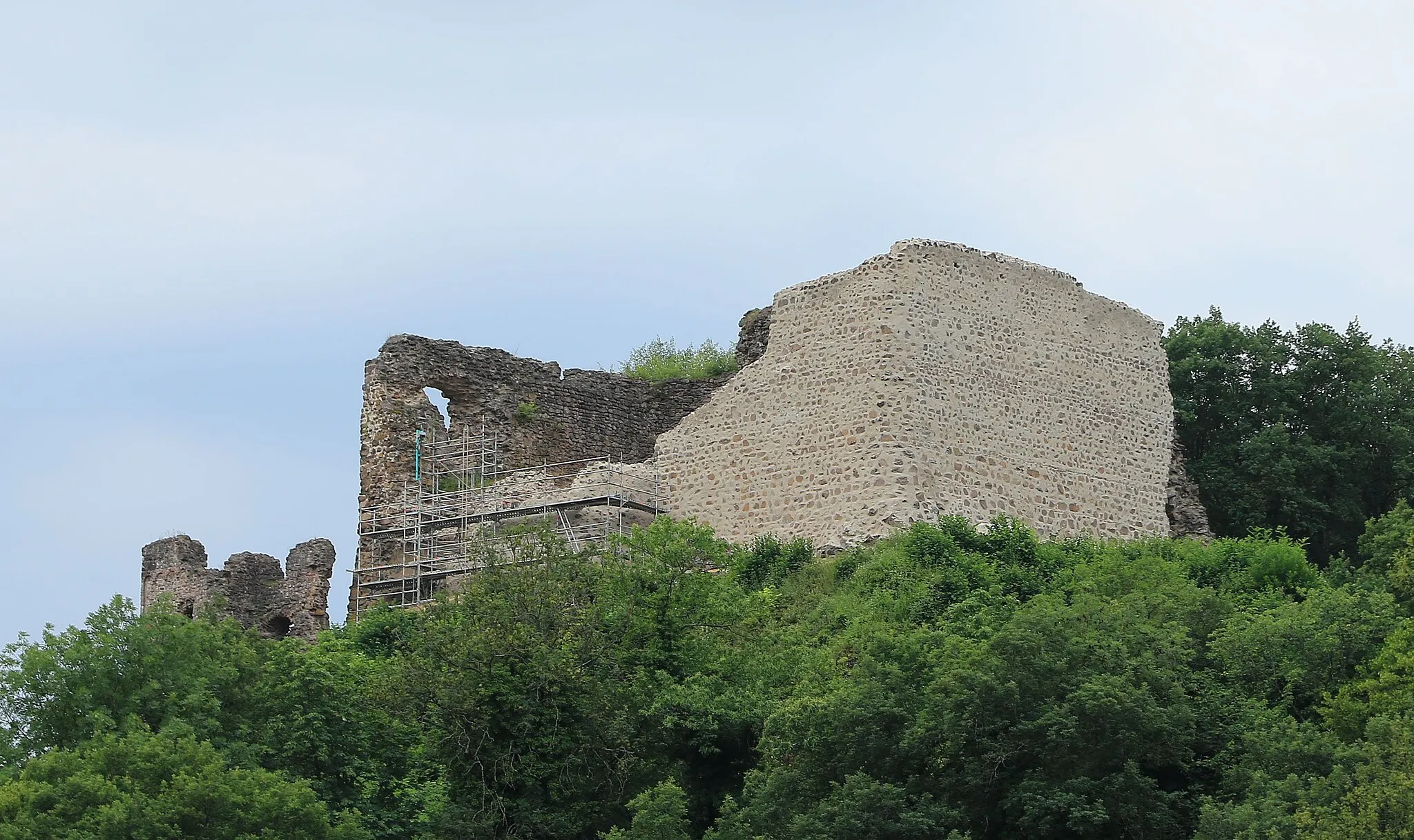 Photo showing: Sous prétexte de protection et de sécurisation, la ruine du XIII e siècle est recouverte de béton. Le charme ancien du château et les détails historiques sont détruits à jamais.