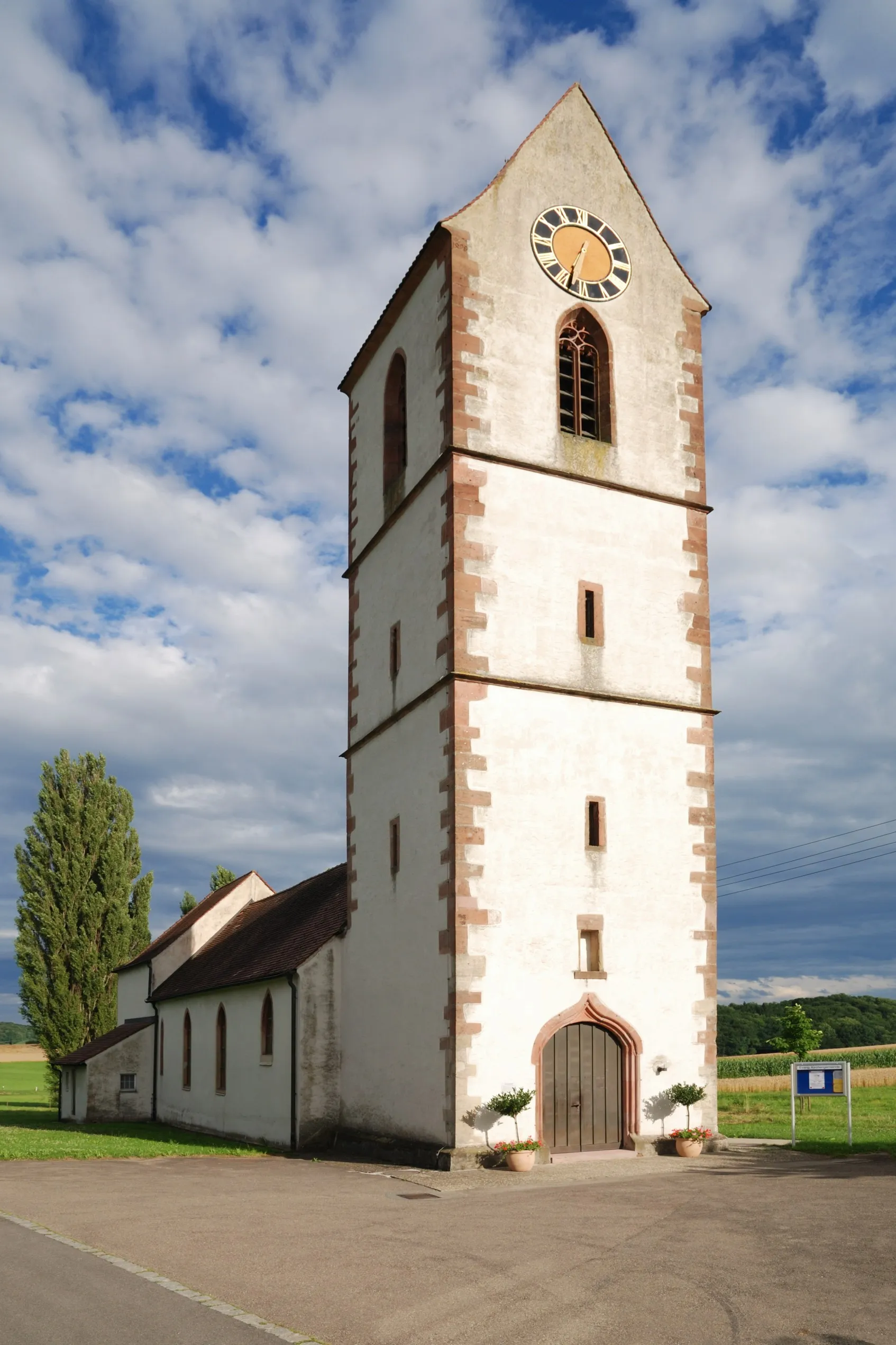 Photo showing: Peterskirche in Blansingen, auf dem roten Stein links der Turmuhr ist die Jahreszahl 1498 zu erkennen