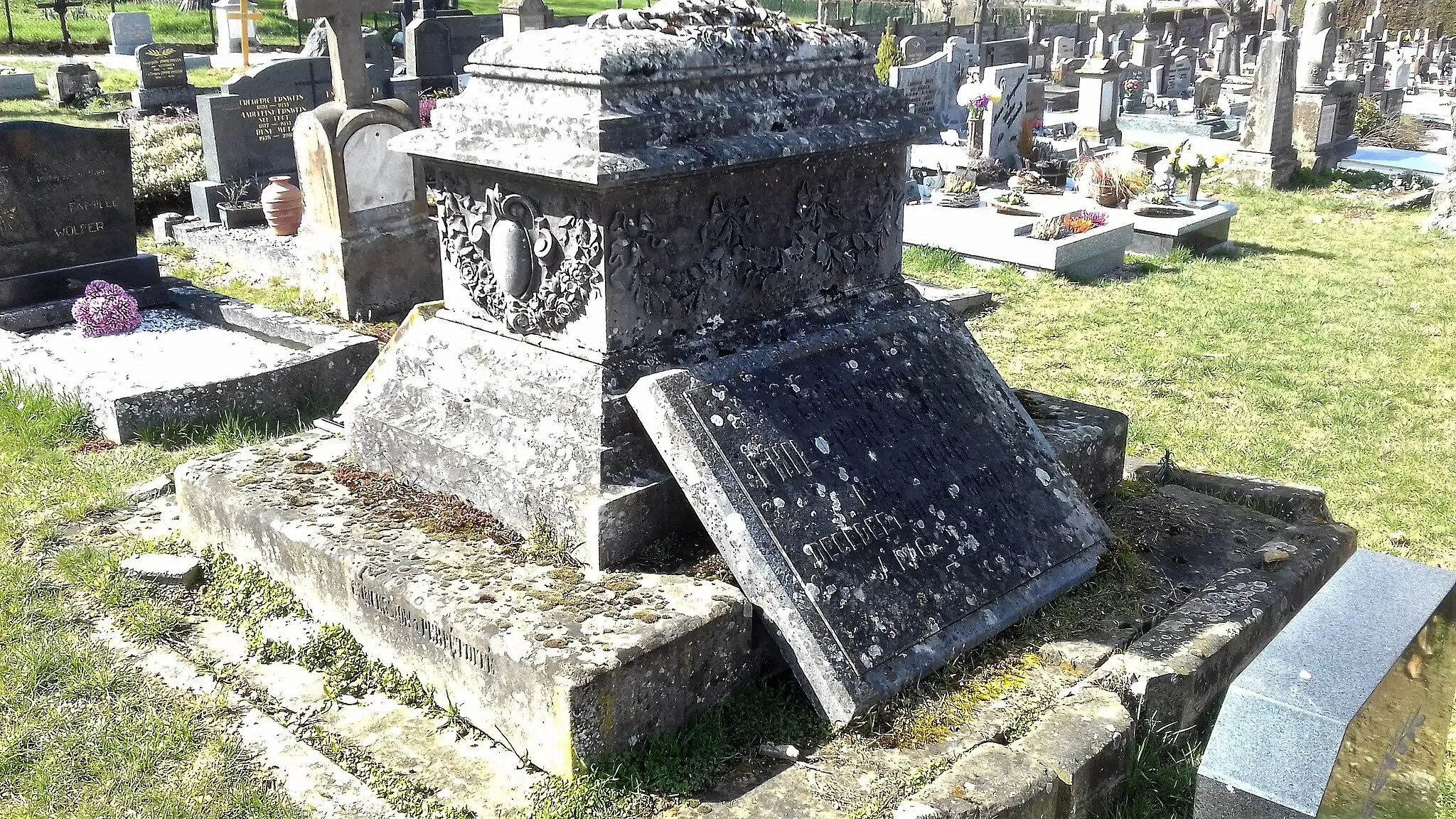 Photo showing: Ancienne pierre tombale du cimetière protestant de Bouxwiller