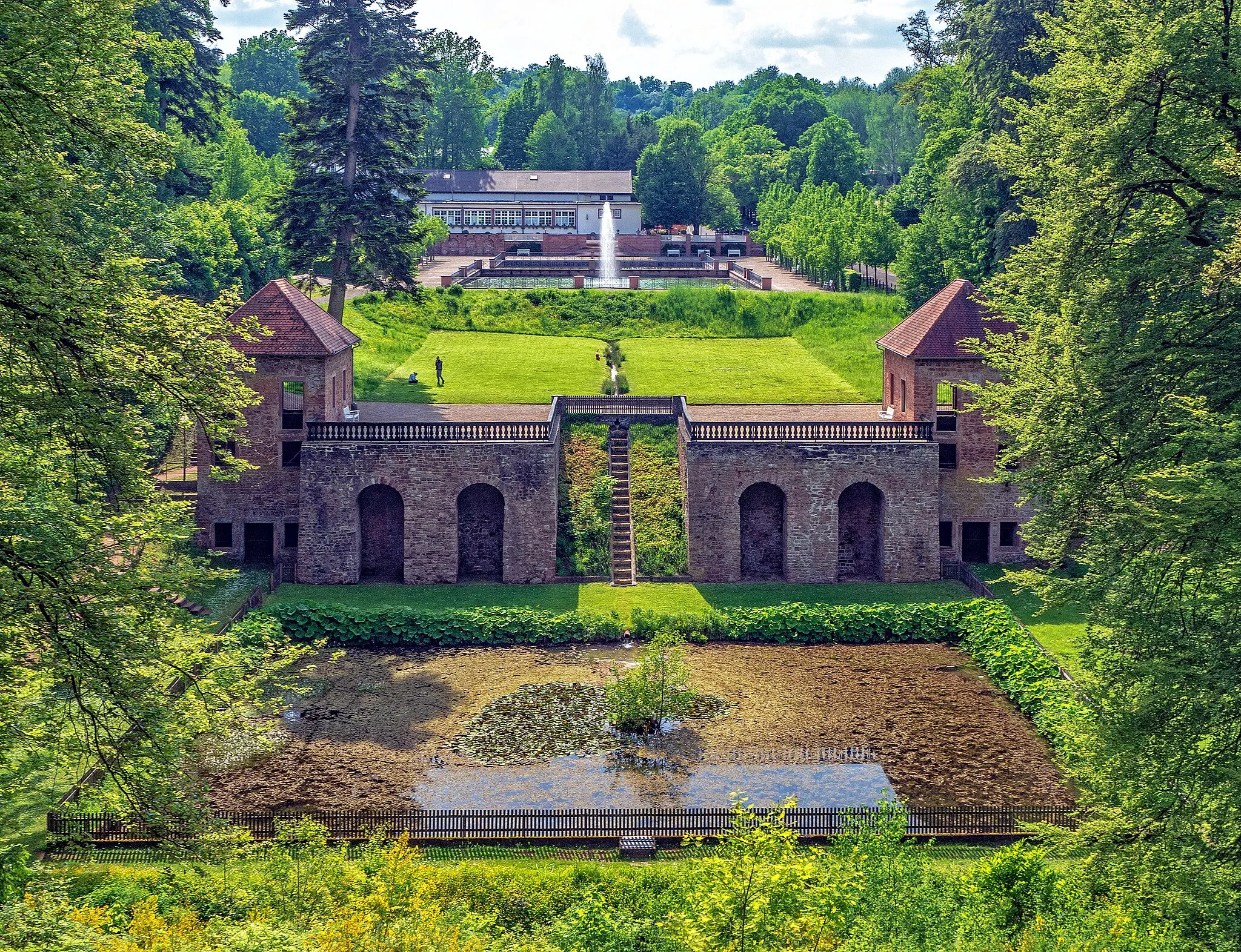 Photo showing: Lustschloss Tschifflik, vom Trompetenhügel aus gesehen. Im Hintergrund ist das Hotel Landschloss Fasanerie zu erkennen.