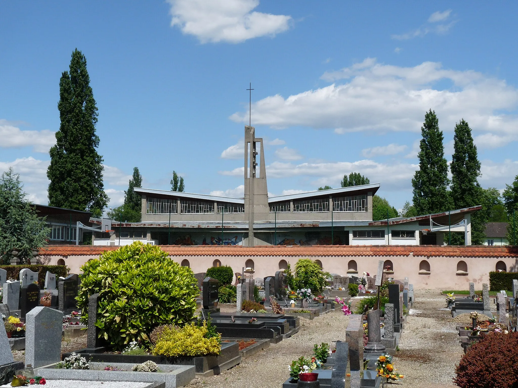 Photo showing: Eglise protestante de la Cité de l'Ill (Strasbourg), vue depuis le Cimetière Nord