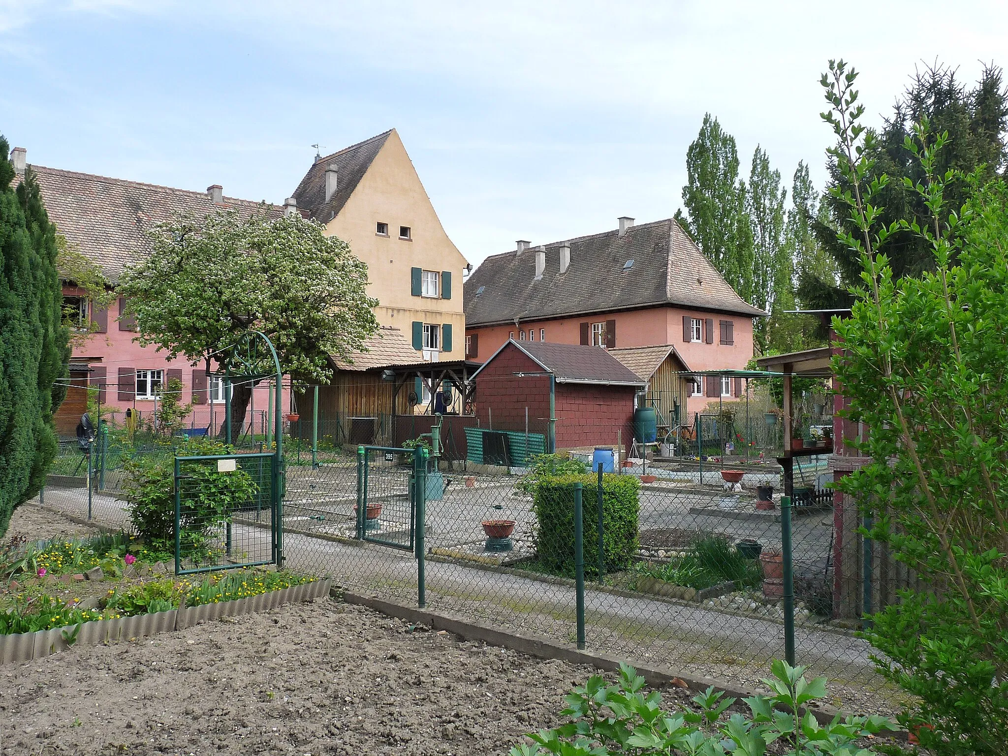 Photo showing: Strasbourg-Neuhof : cité-jardin du Stockfeld ; construction 1910-1912 ; architecte : Edouard Schimpf (mort en 1916) ; inscrit aux MH en 1996 ; rénovation en 2005