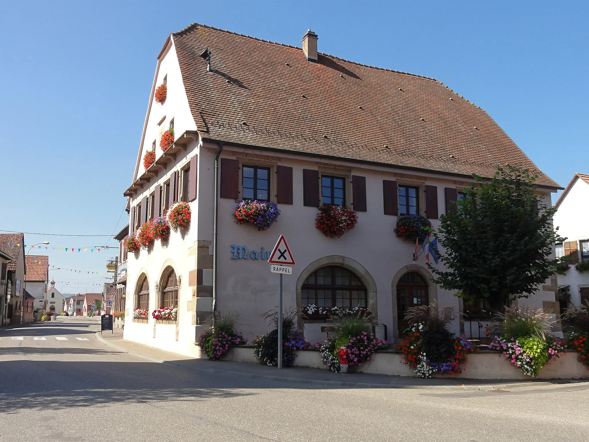 Photo showing: This building is inscrit au titre des monuments historiques de la France. It is indexed in the base Mérimée, a database of architectural heritage maintained by the French Ministry of Culture, under the references PA00084764 and IA00023847 .