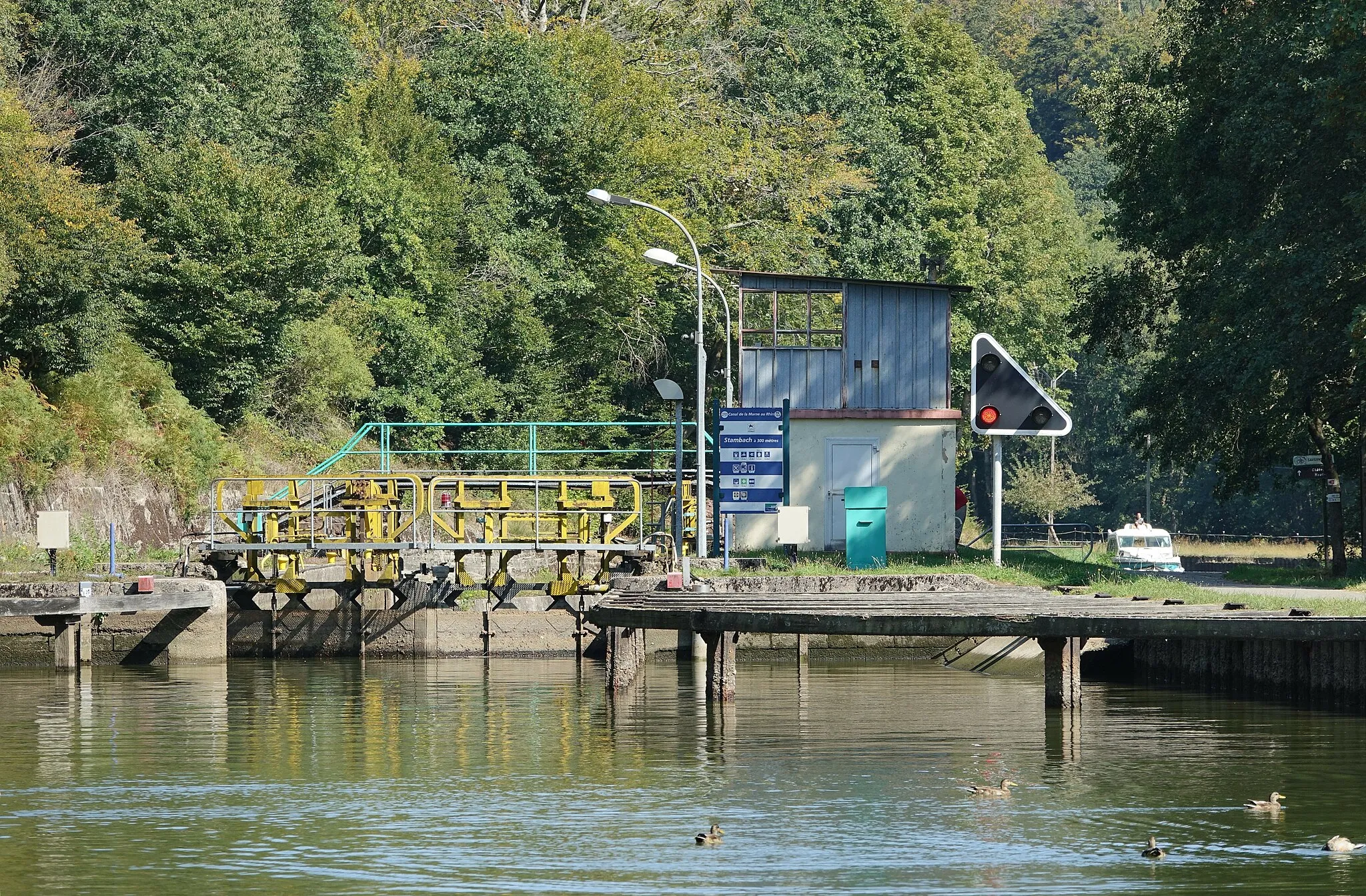 Photo showing: Downstream side of lock 27 in Saverne (Bas-Rhin, France).