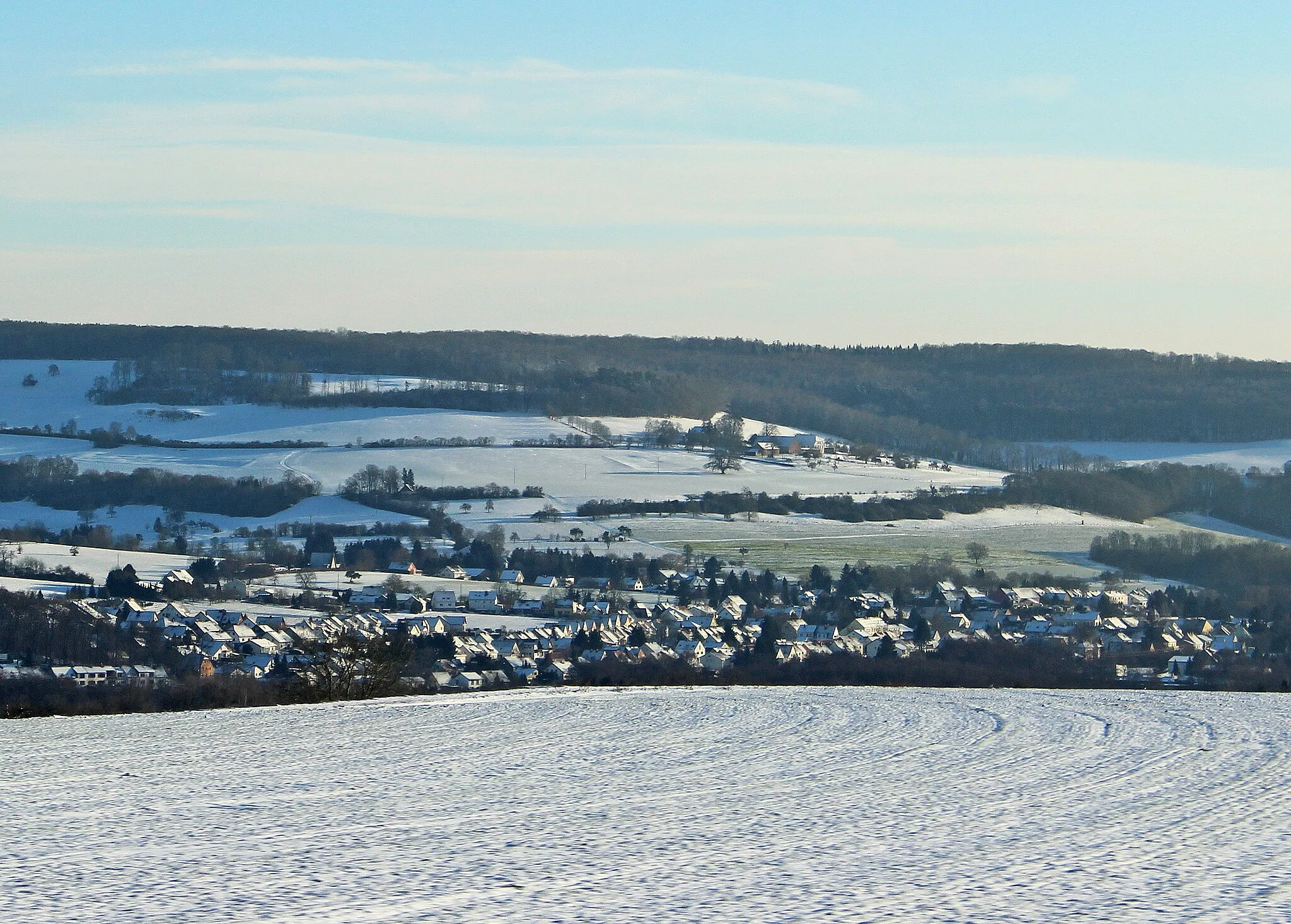 Photo showing: Blick vom Osterberg in südöstliche Richtung über das Bliestal und den Blieskasteler Stadtteil Breitfurt zum Großen Kahlenberg